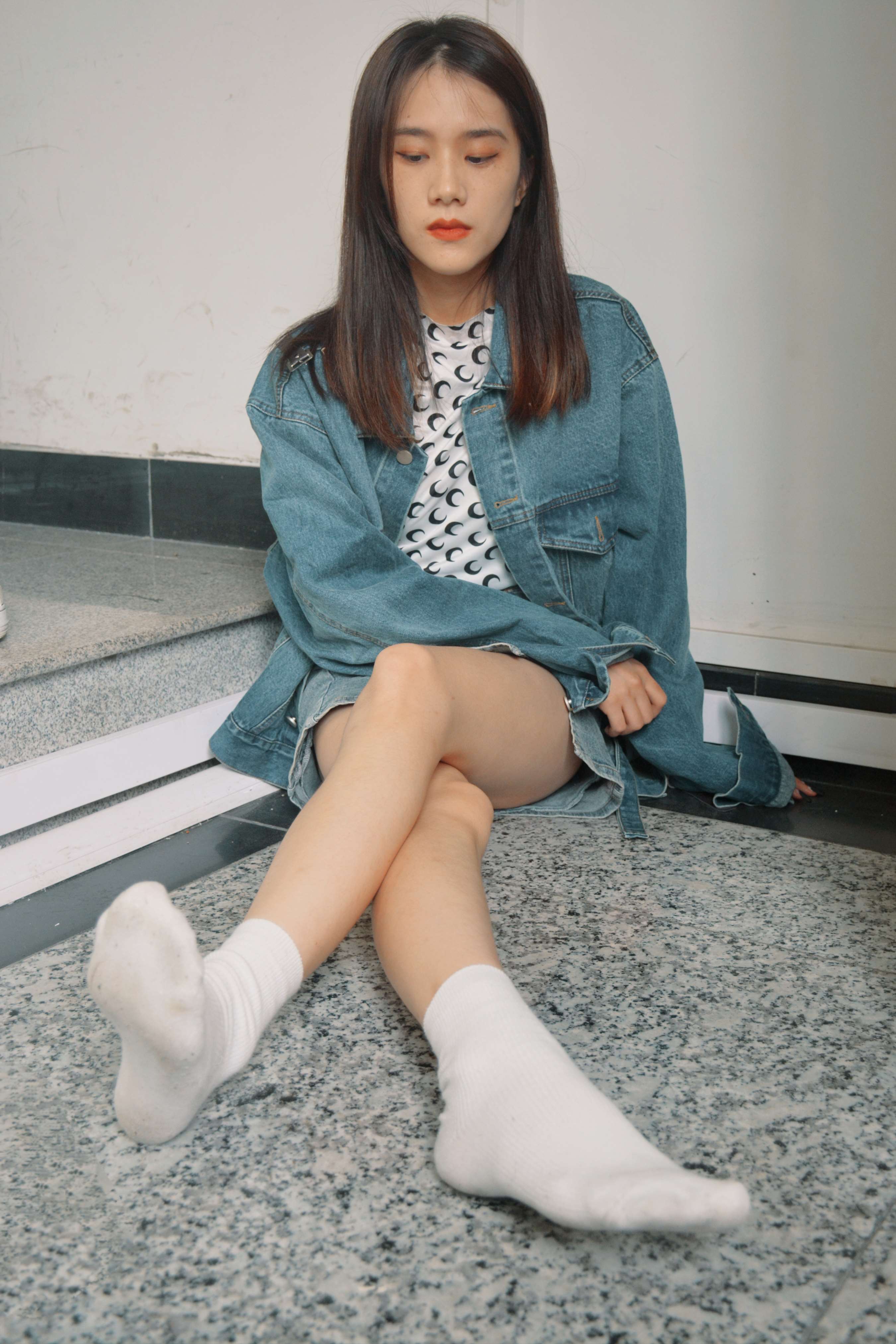 《教学楼学姐棉袜脚丫》作品图