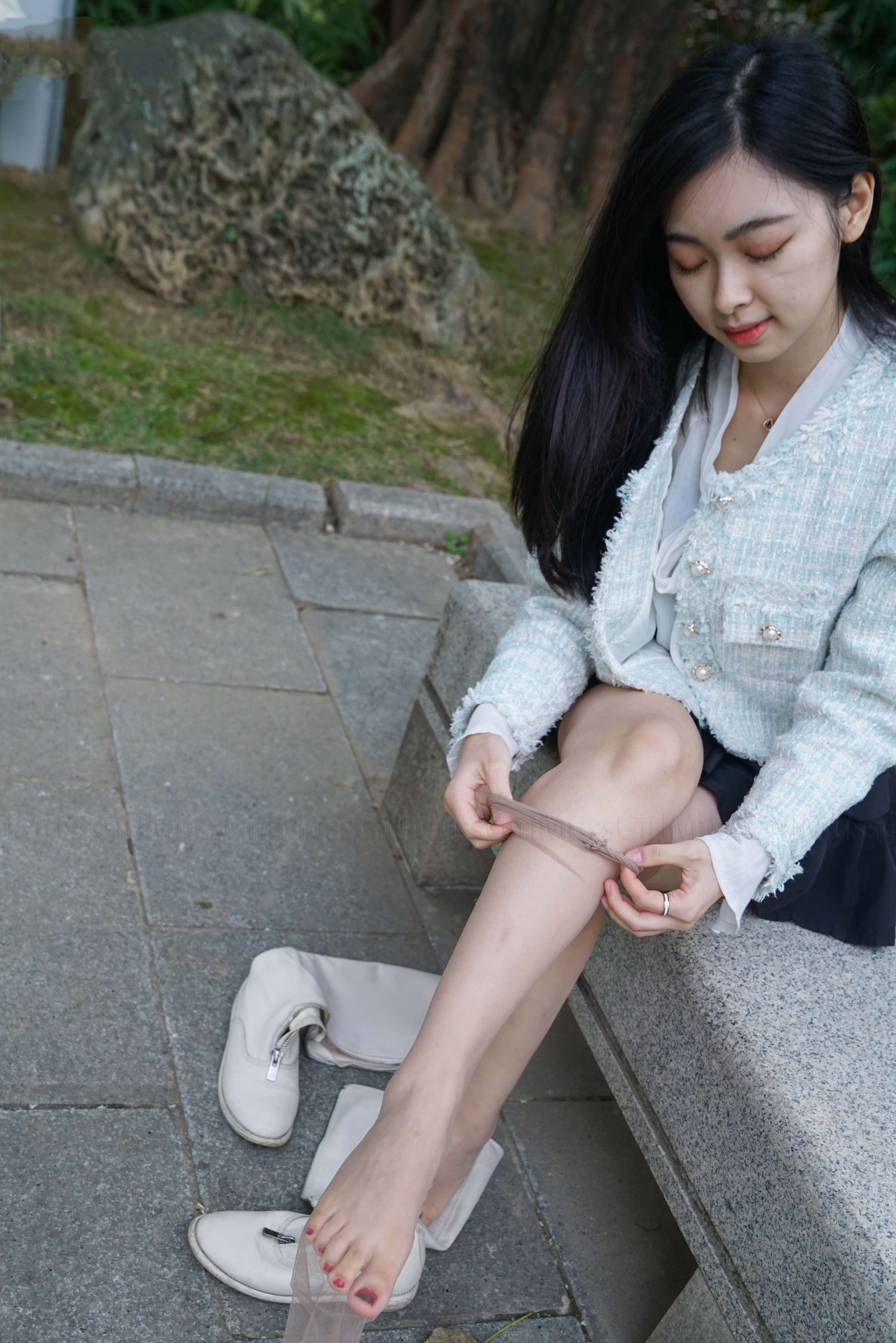 《公园石板凳上小姐姐的肉丝脚丫》作品图
