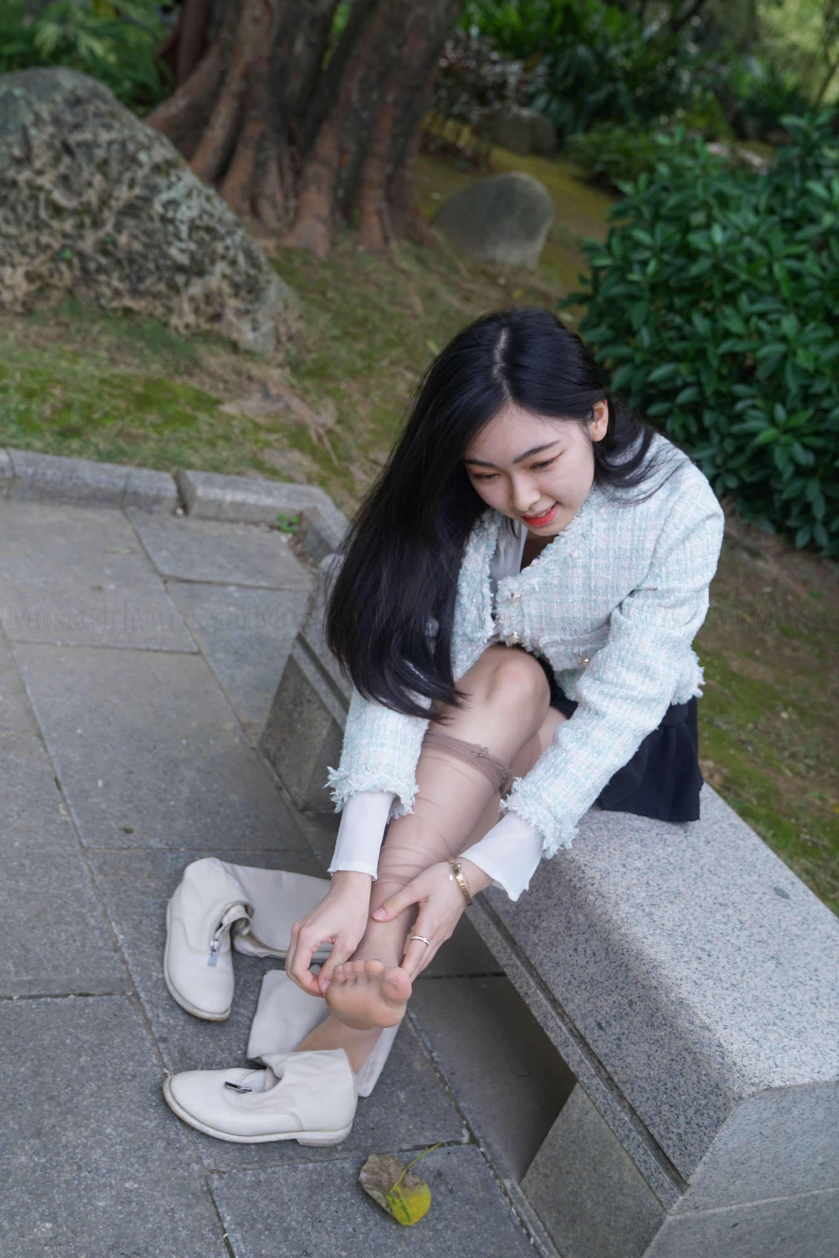 《公园石板凳上小姐姐的肉丝脚丫》作品图