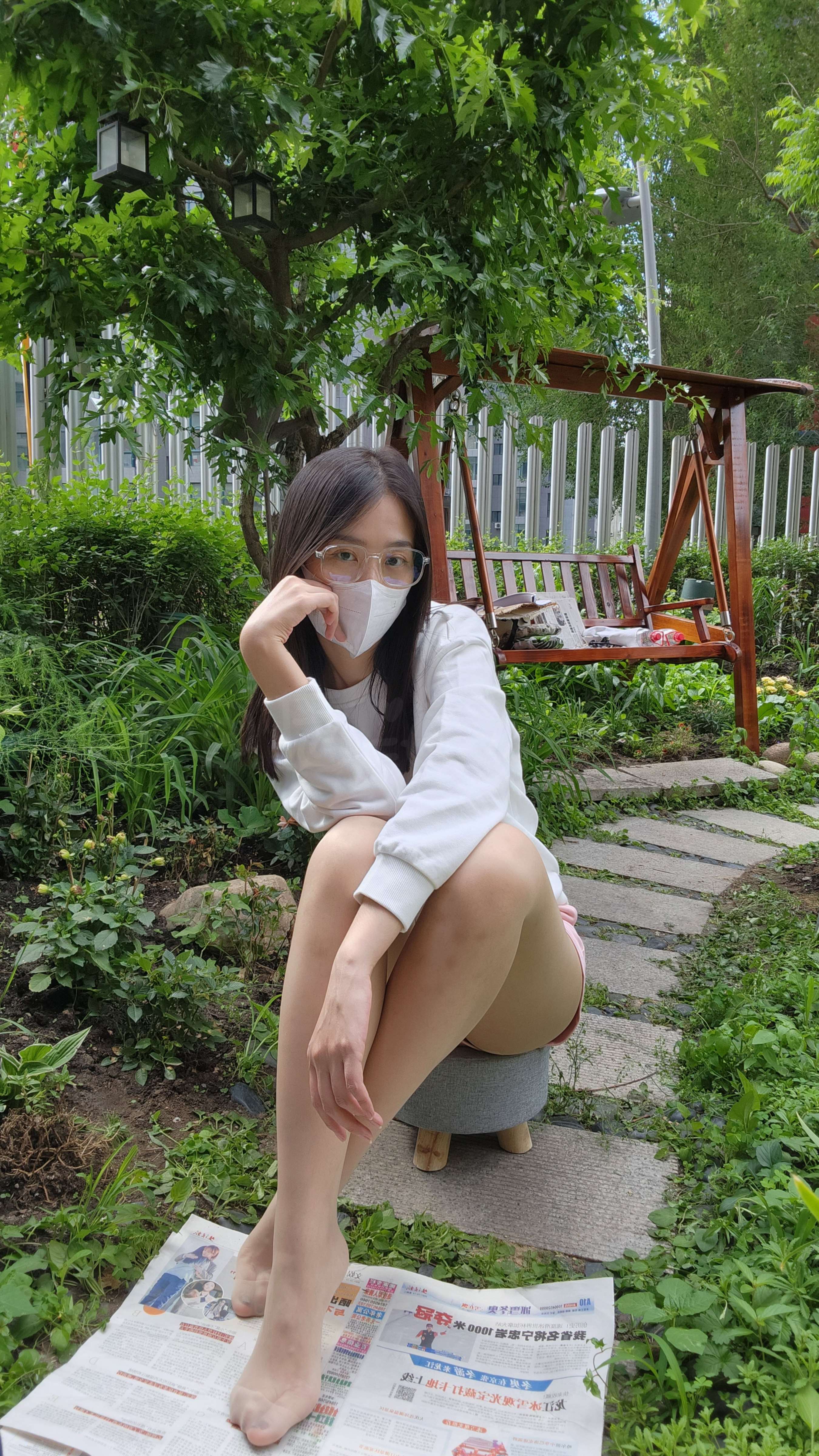 《口罩少女的丝足脚丫》作品图