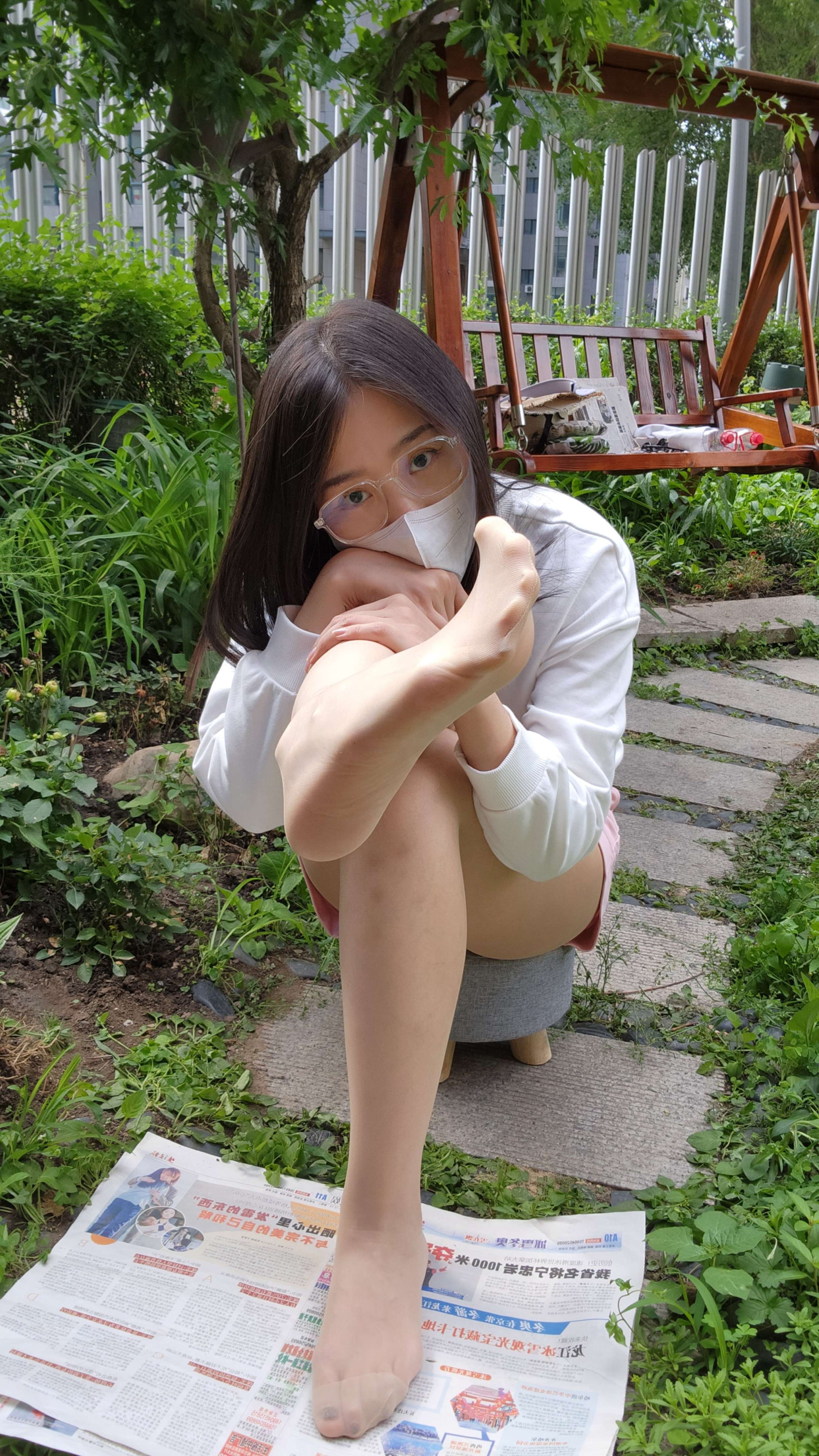 《口罩少女的丝足脚丫》作品图