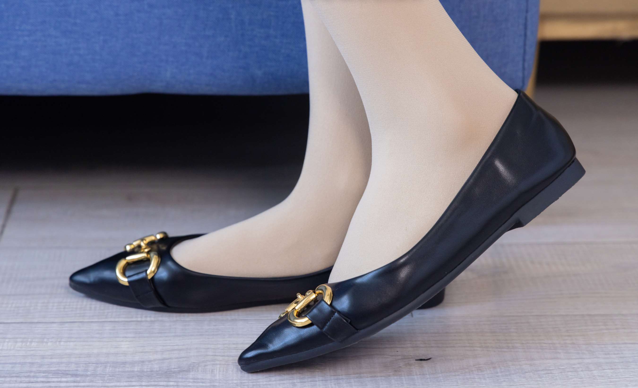 《芝士-平底鞋厚肉丝の裸足》作品图