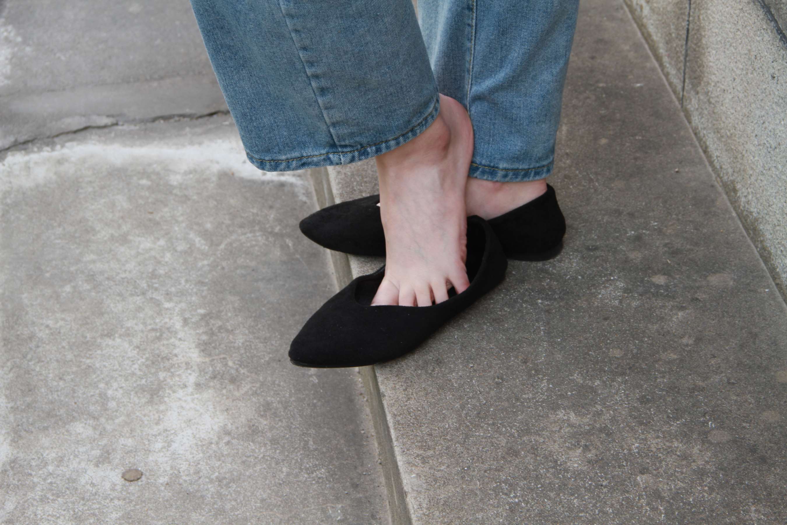 《校园随拍牛仔学妹嫩足》作品图