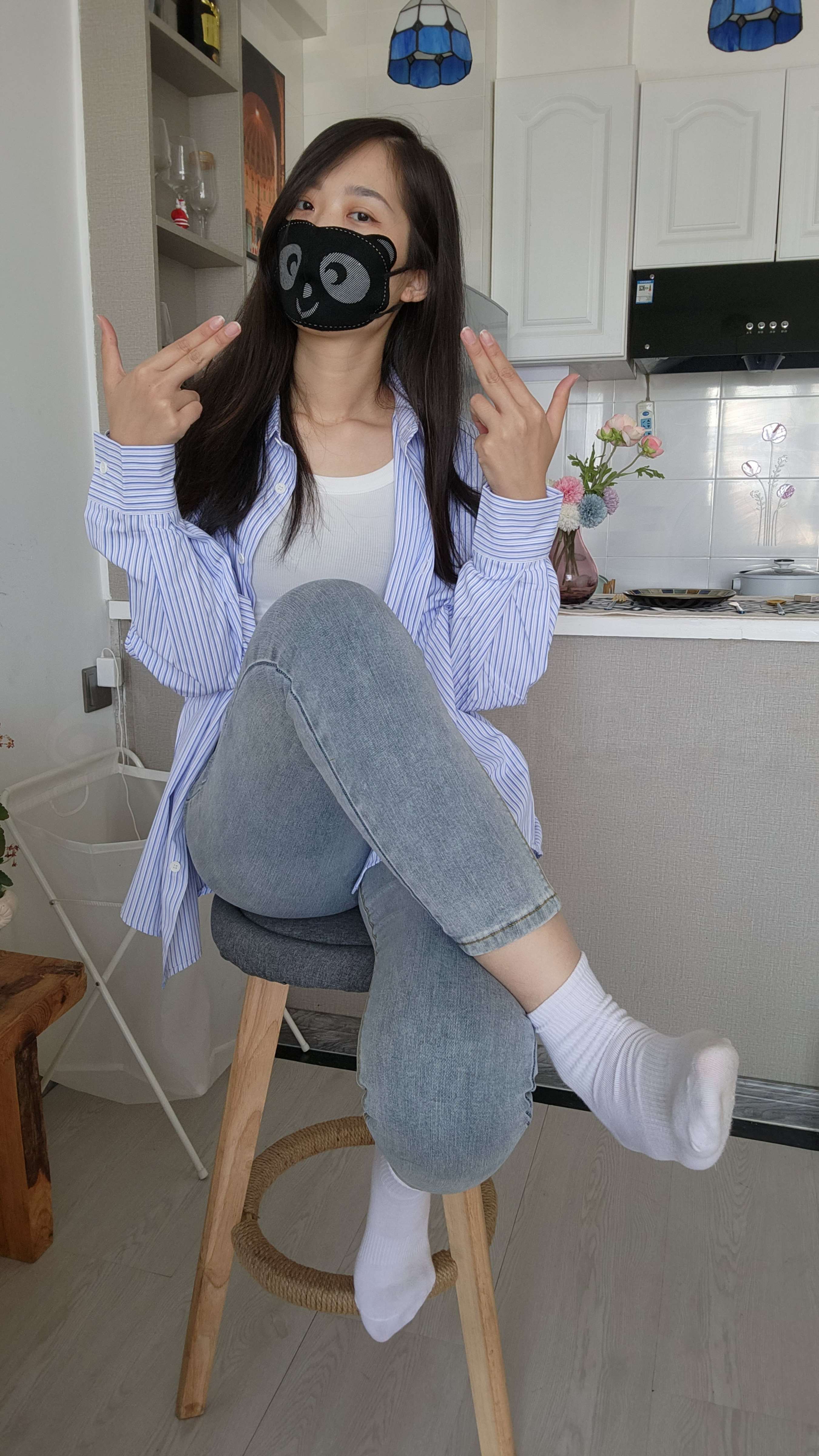 《口罩少女的棉袜脚丫》作品图