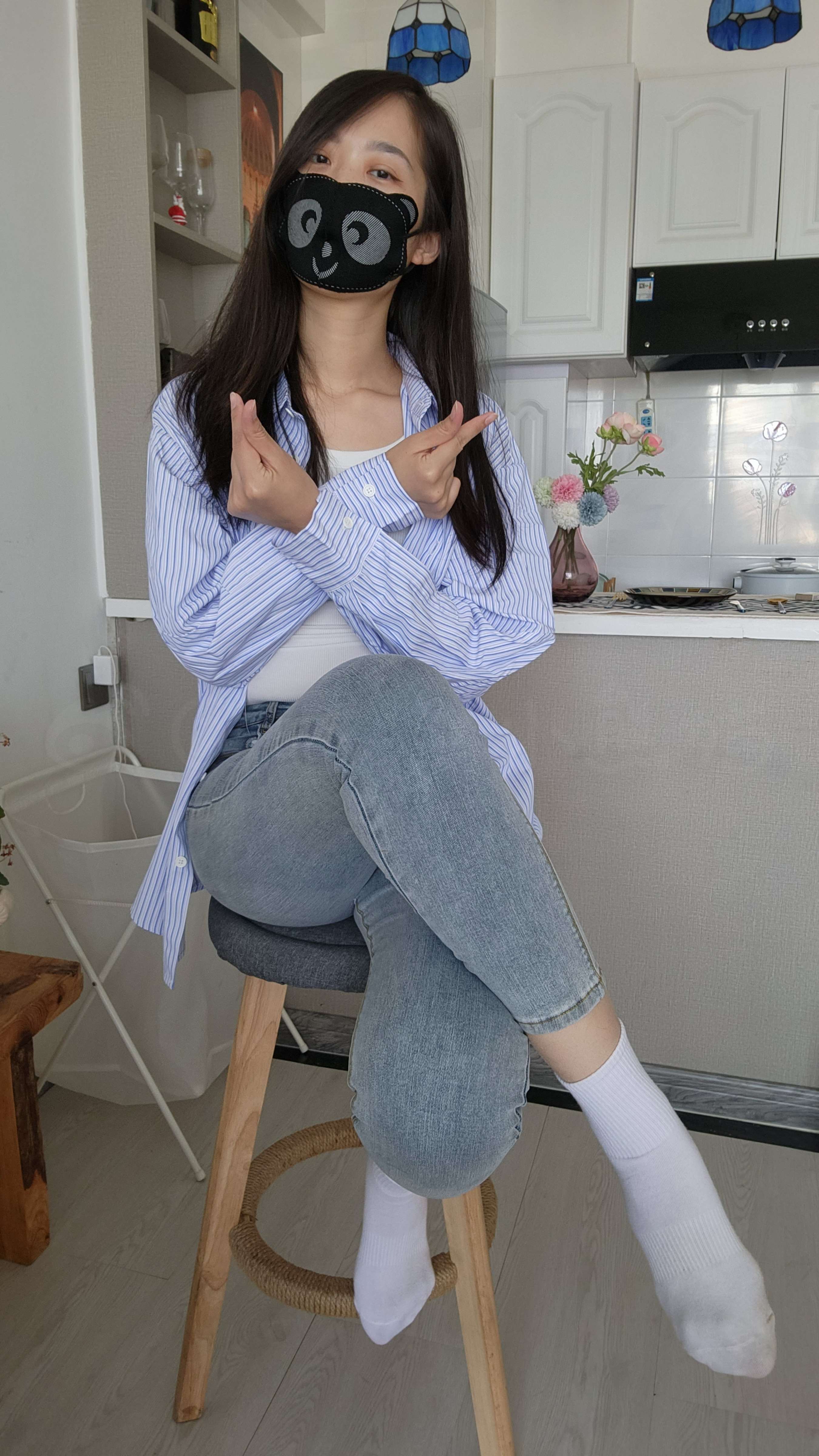 《口罩少女的棉袜脚丫》作品图