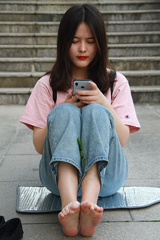校园随拍牛仔学妹嫩足