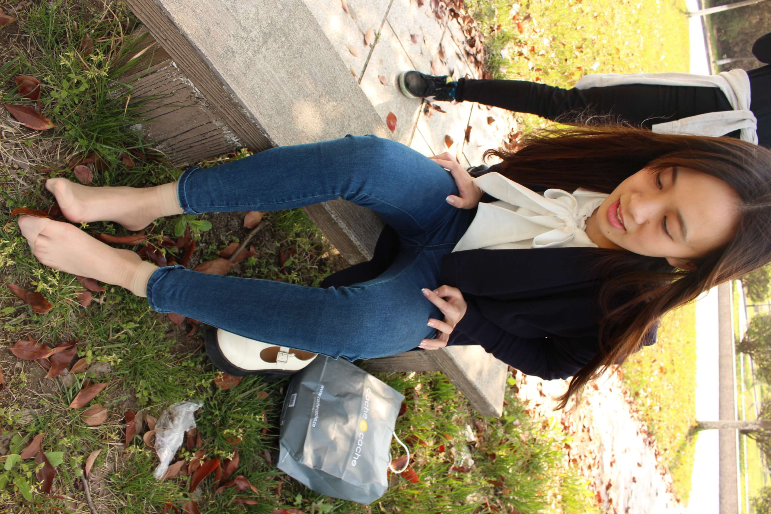 《类似混血的大三学姐的短丝脚丫》作品图