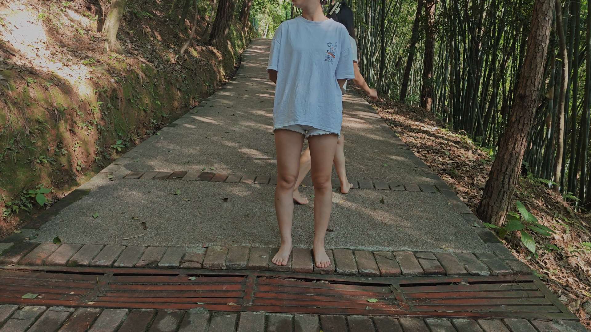 《[视频]-小芸与靖雯赤脚上山后展示脚底2》作品图