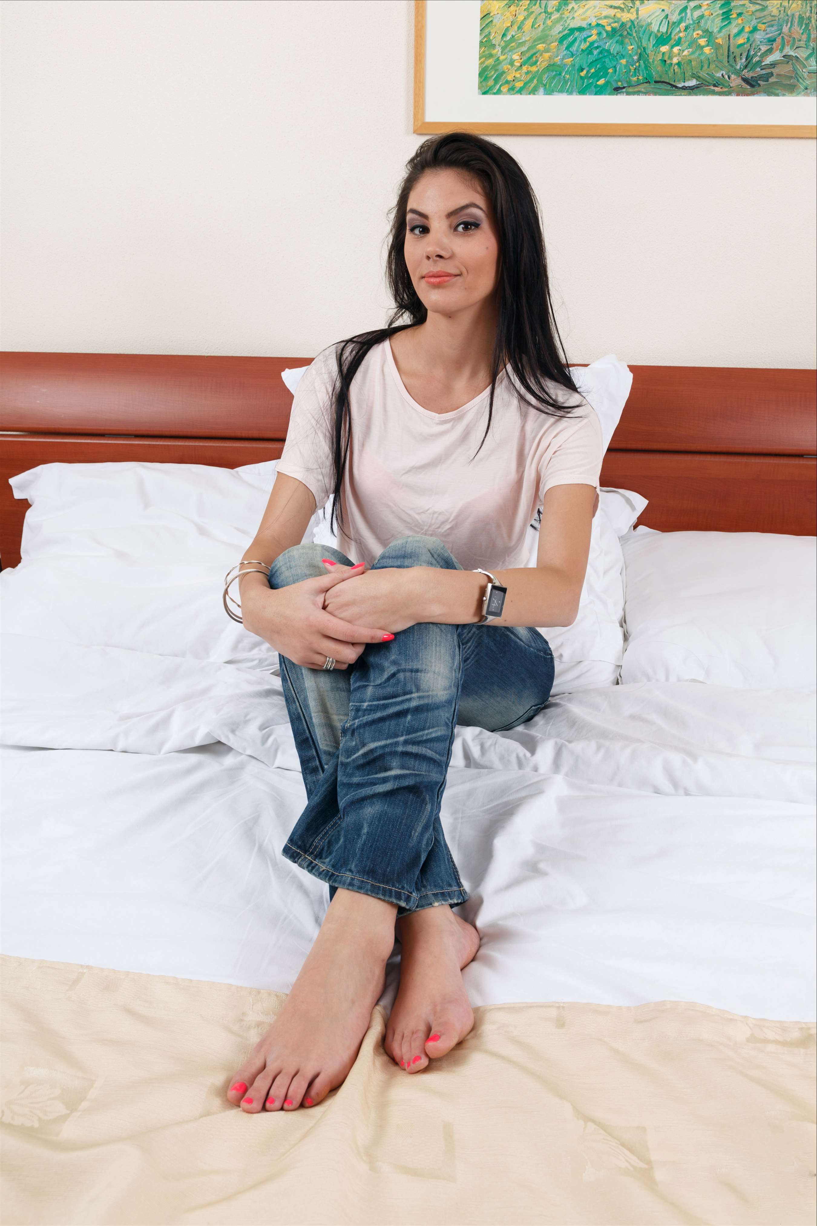 《国外牛仔少女旅馆展大脚丫》作品图