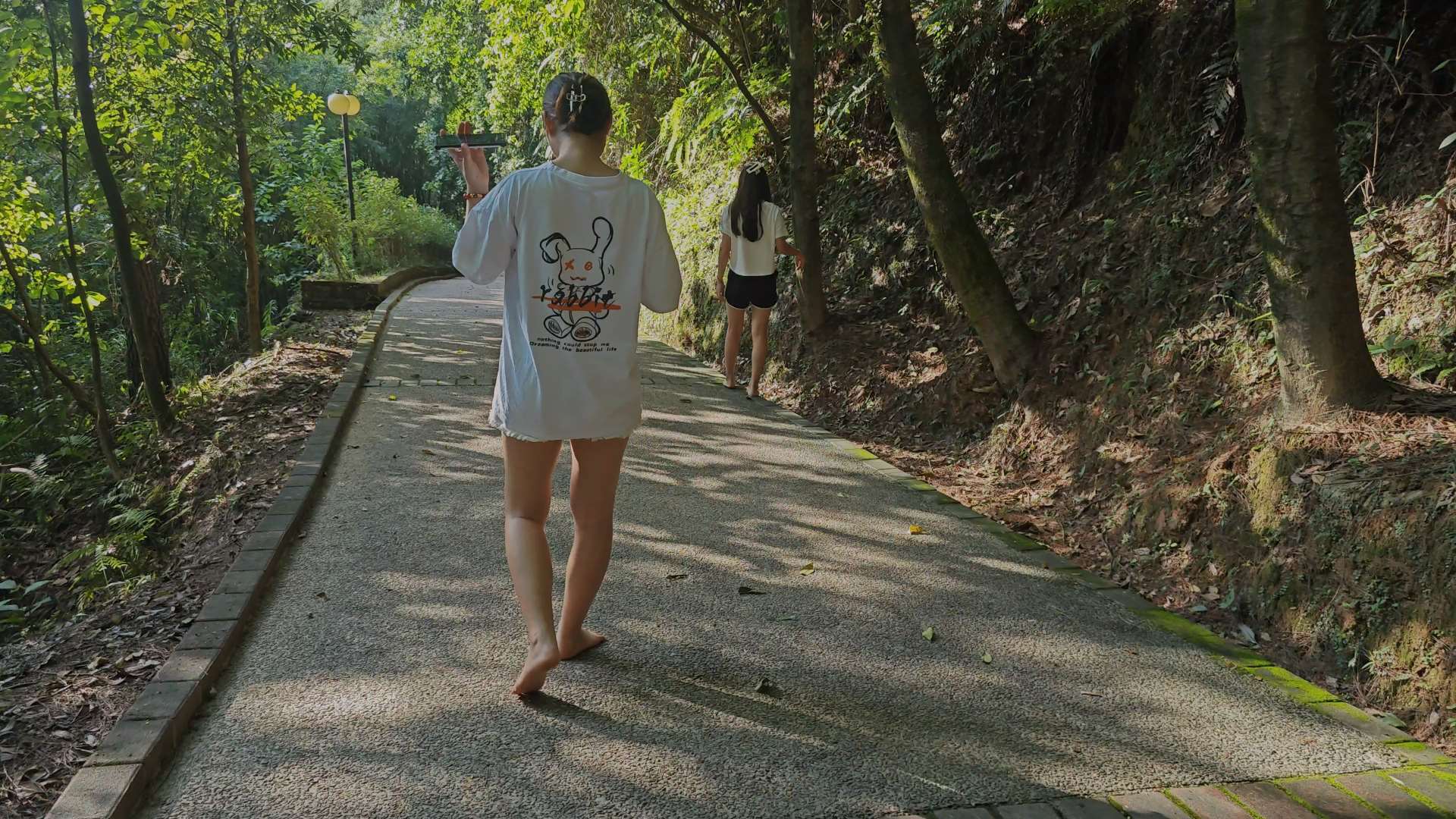 《[视频]-小芸与靖雯赤脚上山后展示脚底3》作品图