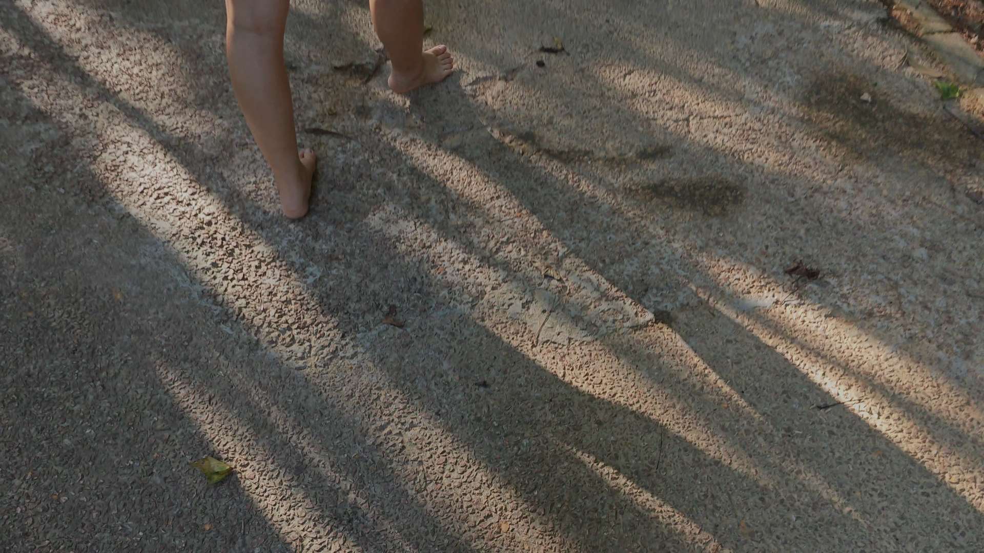 《[视频]-小芸与靖雯赤脚上山后展示脚底3》作品图