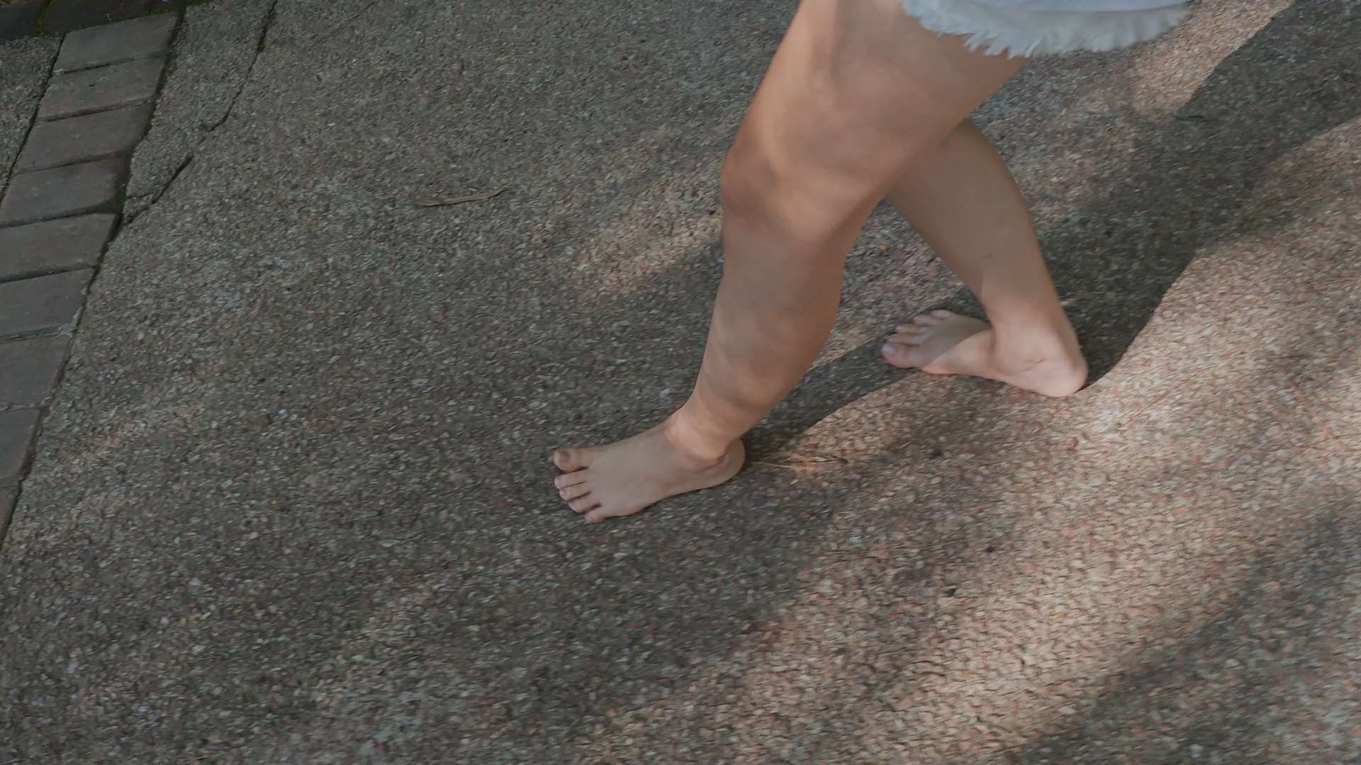 《[视频]-小芸与靖雯赤脚上山后展示脚底3》作品图