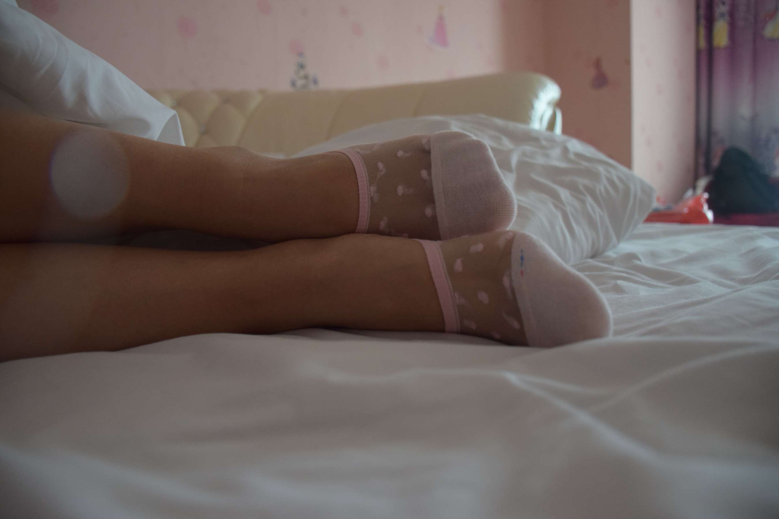 《穿冰丝船袜睡着的妹子》作品图