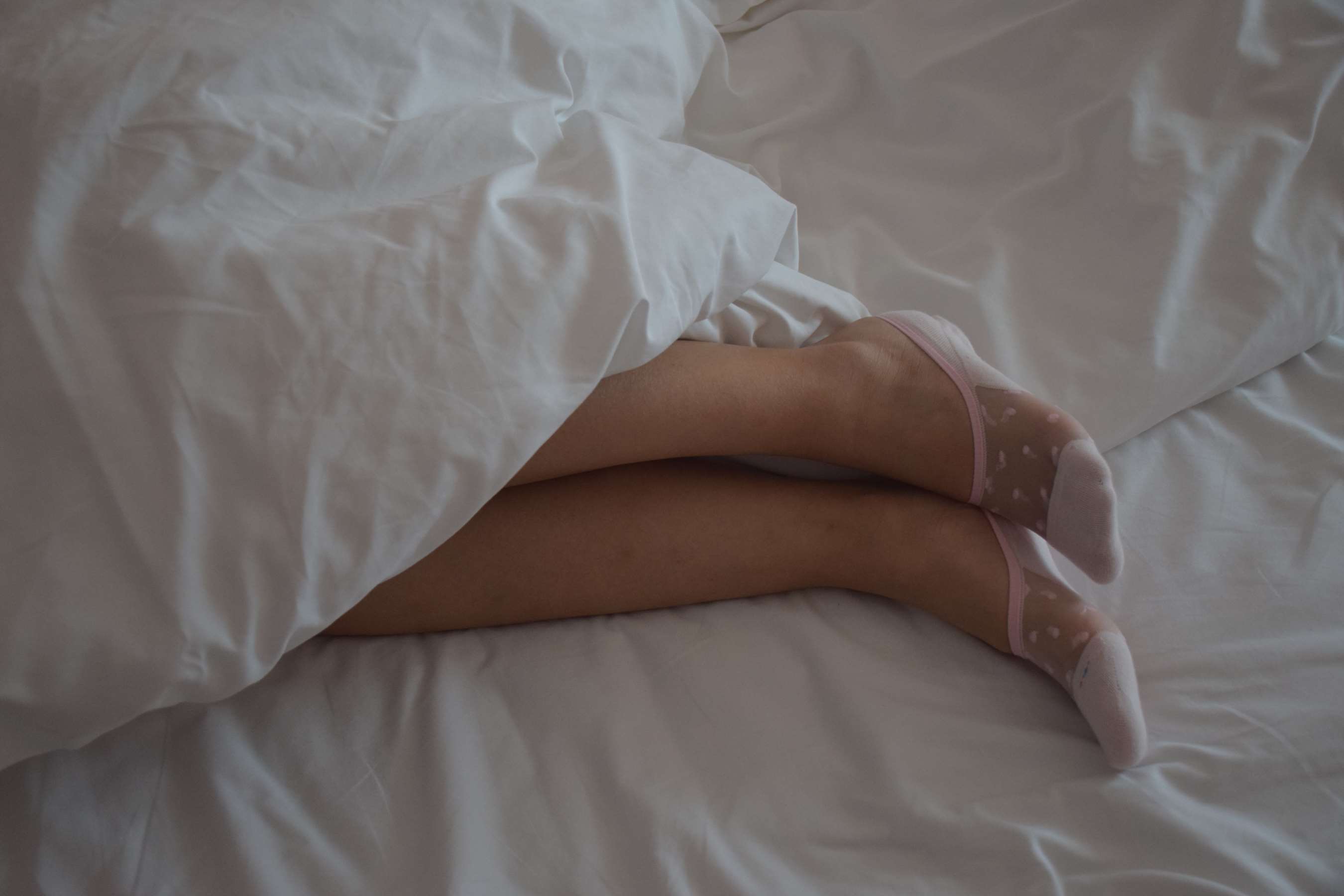 《穿冰丝船袜睡着的妹子》作品图