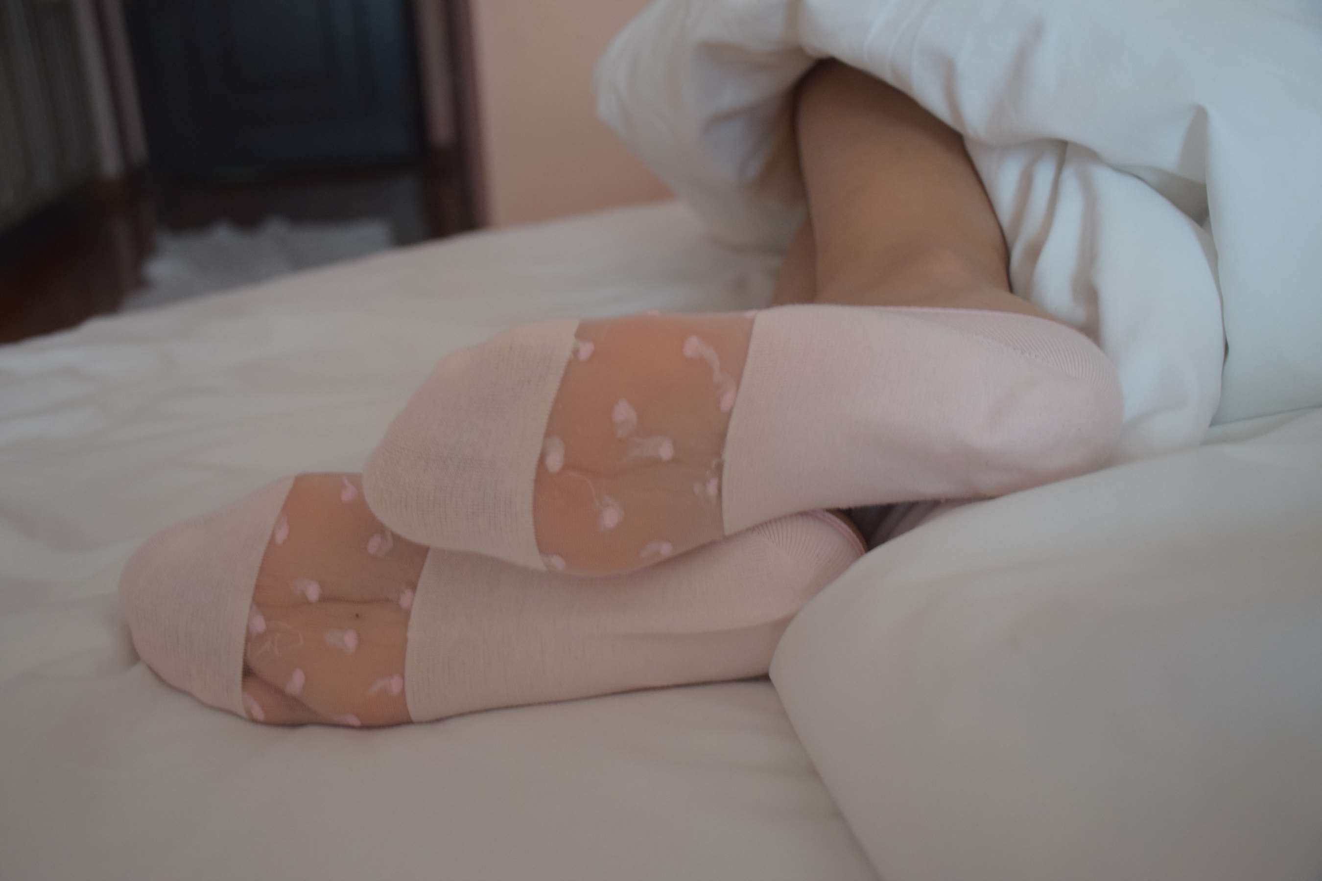 《穿冰丝船袜睡着的妹子》作品图