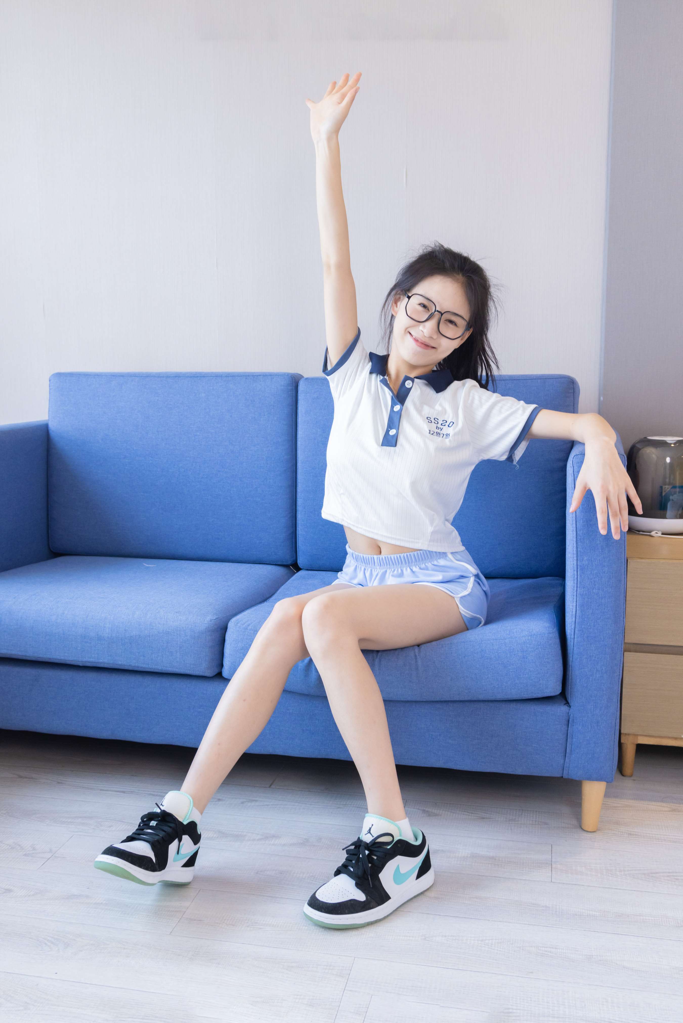 《芝士-板鞋白棉袜の裸足》作品图