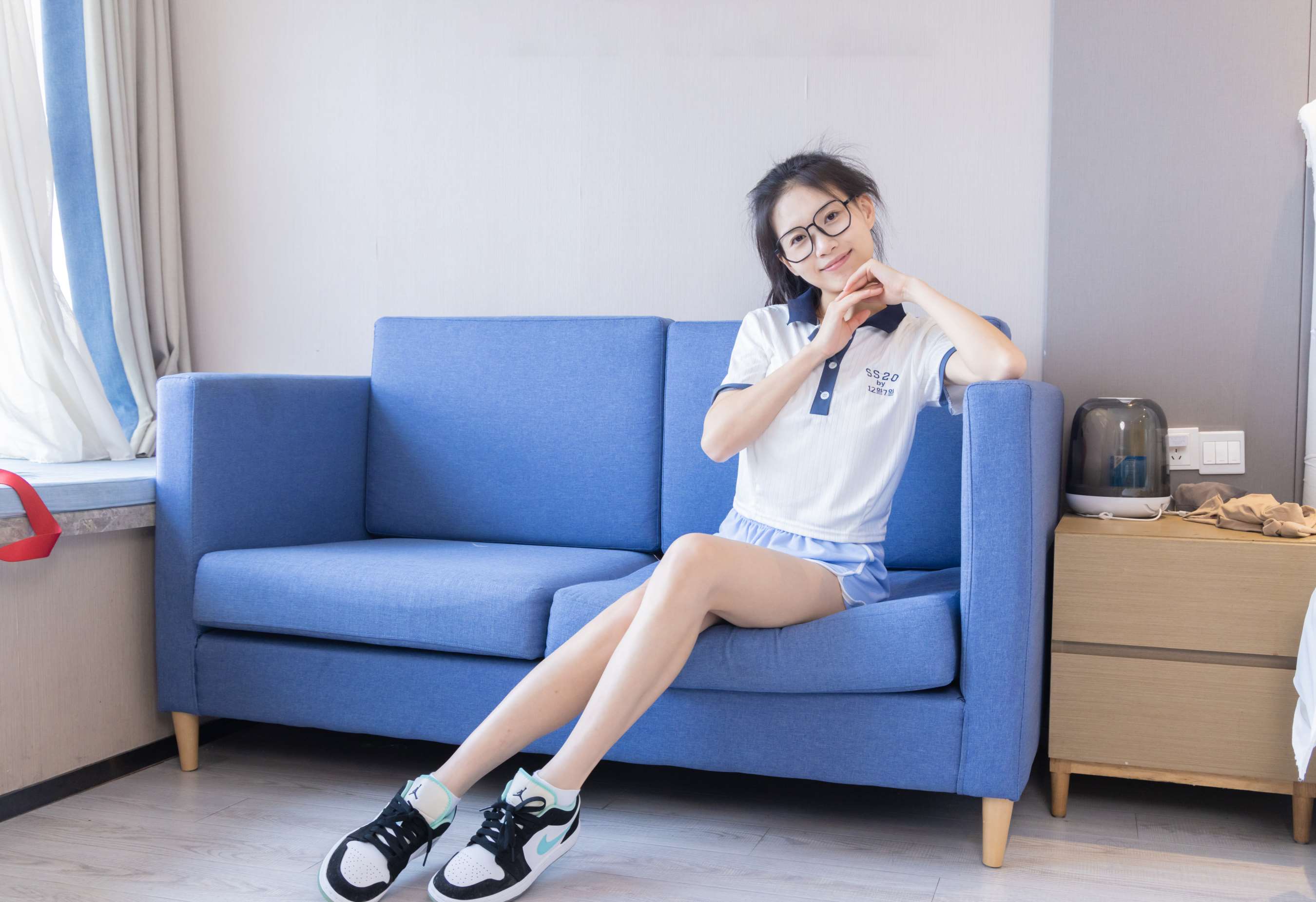 《芝士-板鞋白棉袜の裸足》作品图