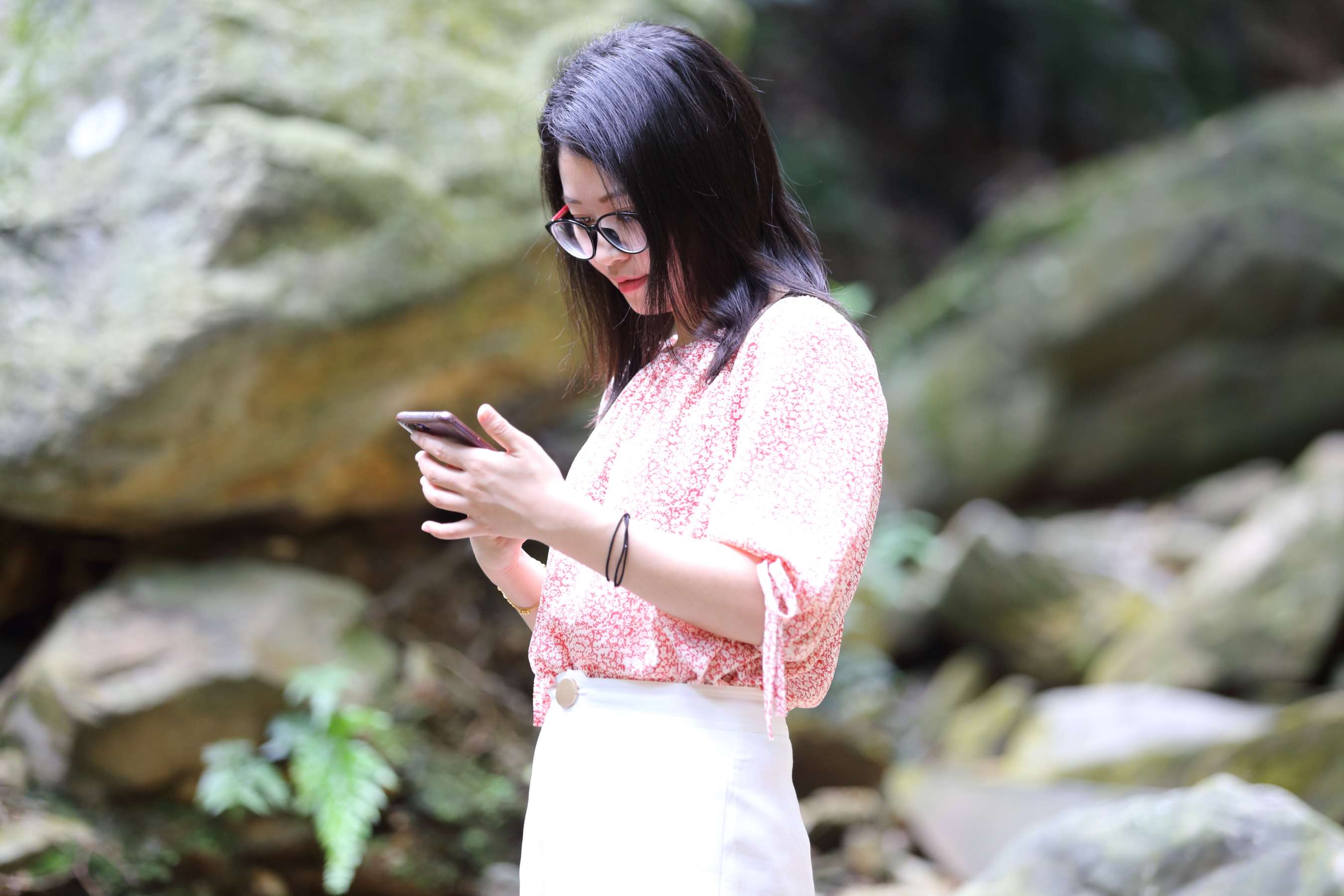 《漂亮短发眼镜学妹蕾丝船袜小白鞋》作品图