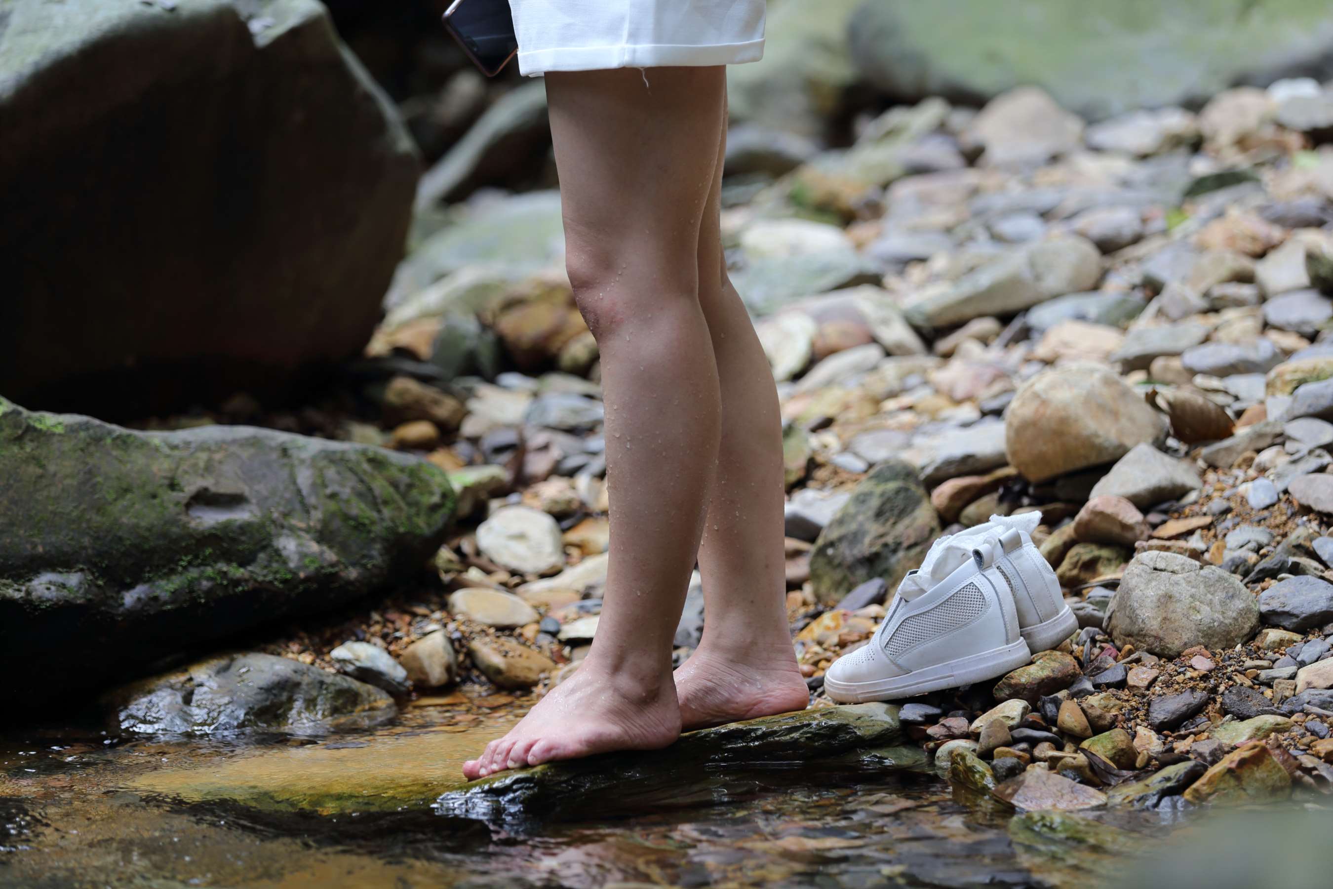 《漂亮短发眼镜学妹蕾丝船袜小白鞋》作品图