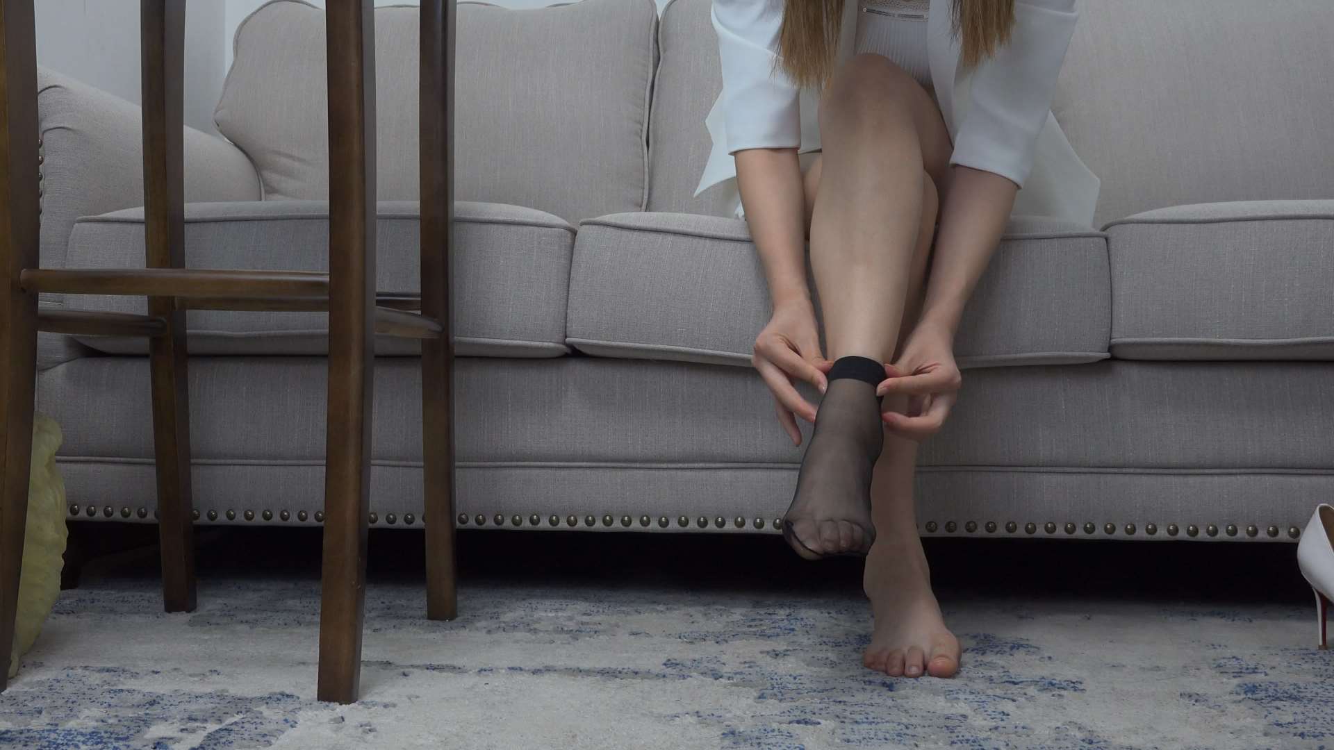 《[寄卖视频]-A&F-美女制服包臀裙短丝裸足》作品图