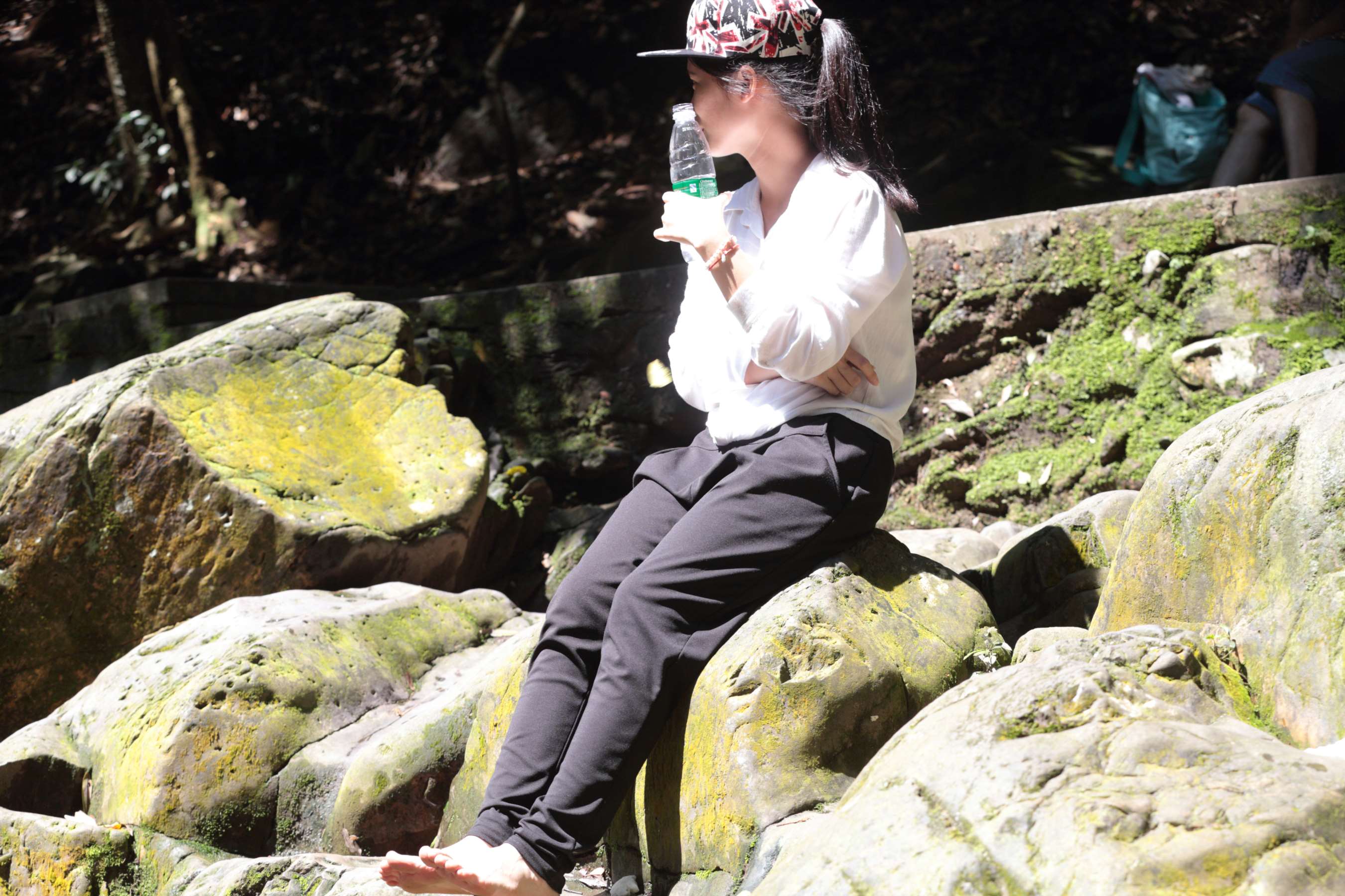 《18岁青春少女粉船袜运动鞋》作品图