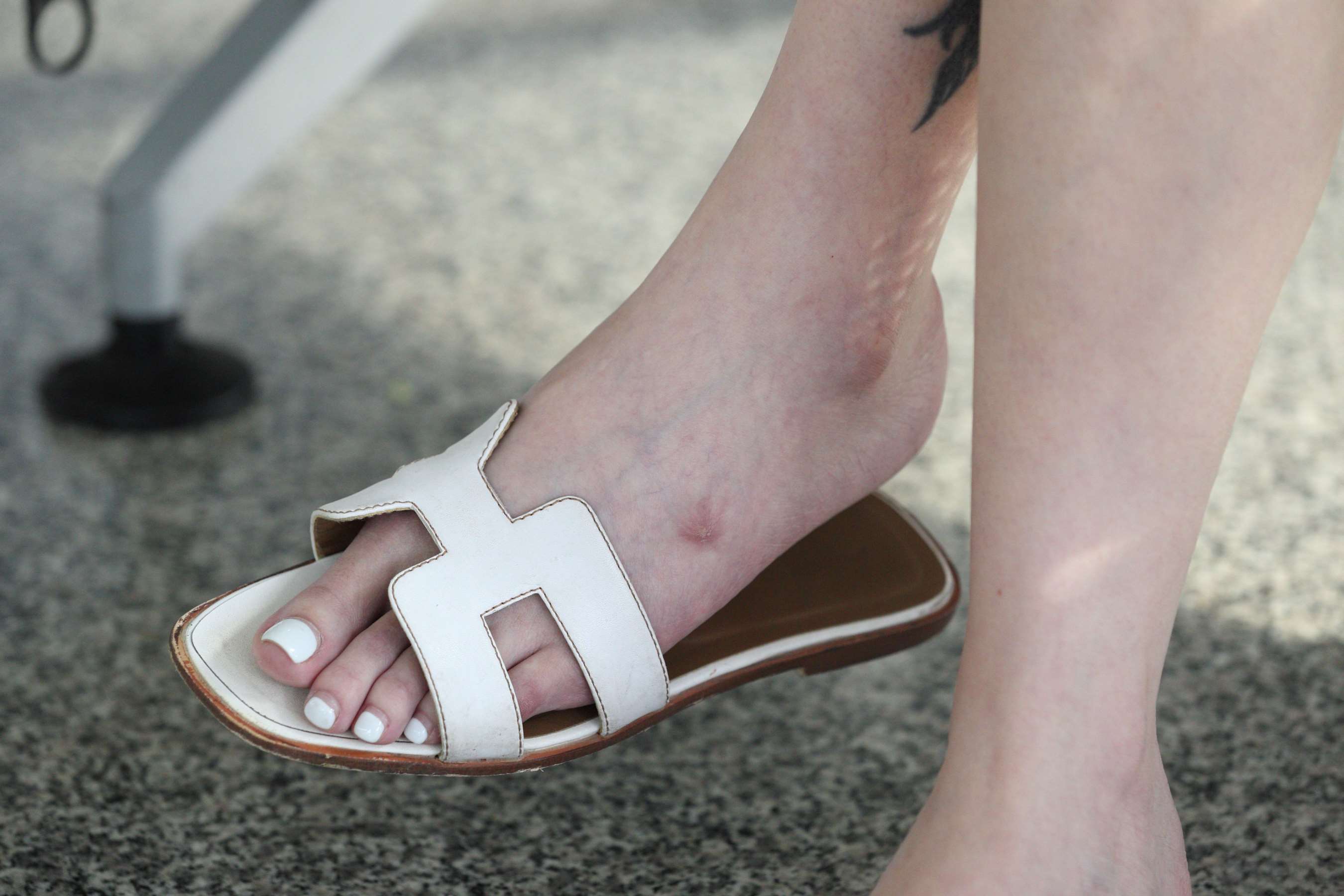 《打扮时尚身材超好的极品女神修长的脚丫》作品图