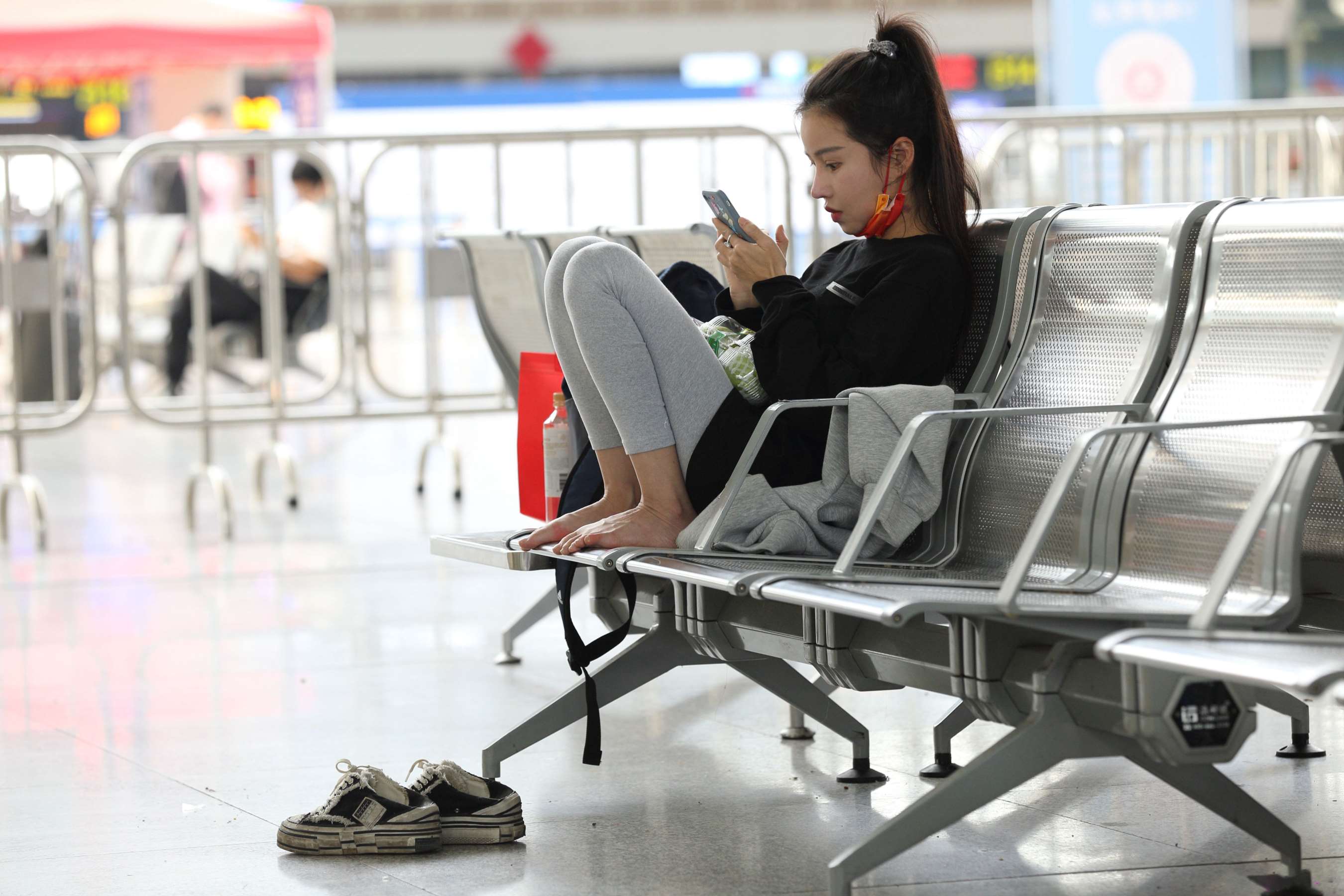 《朝气少女脱掉超脏兮兮的厚底帆布鞋露出柔软修长脚丫》作品图