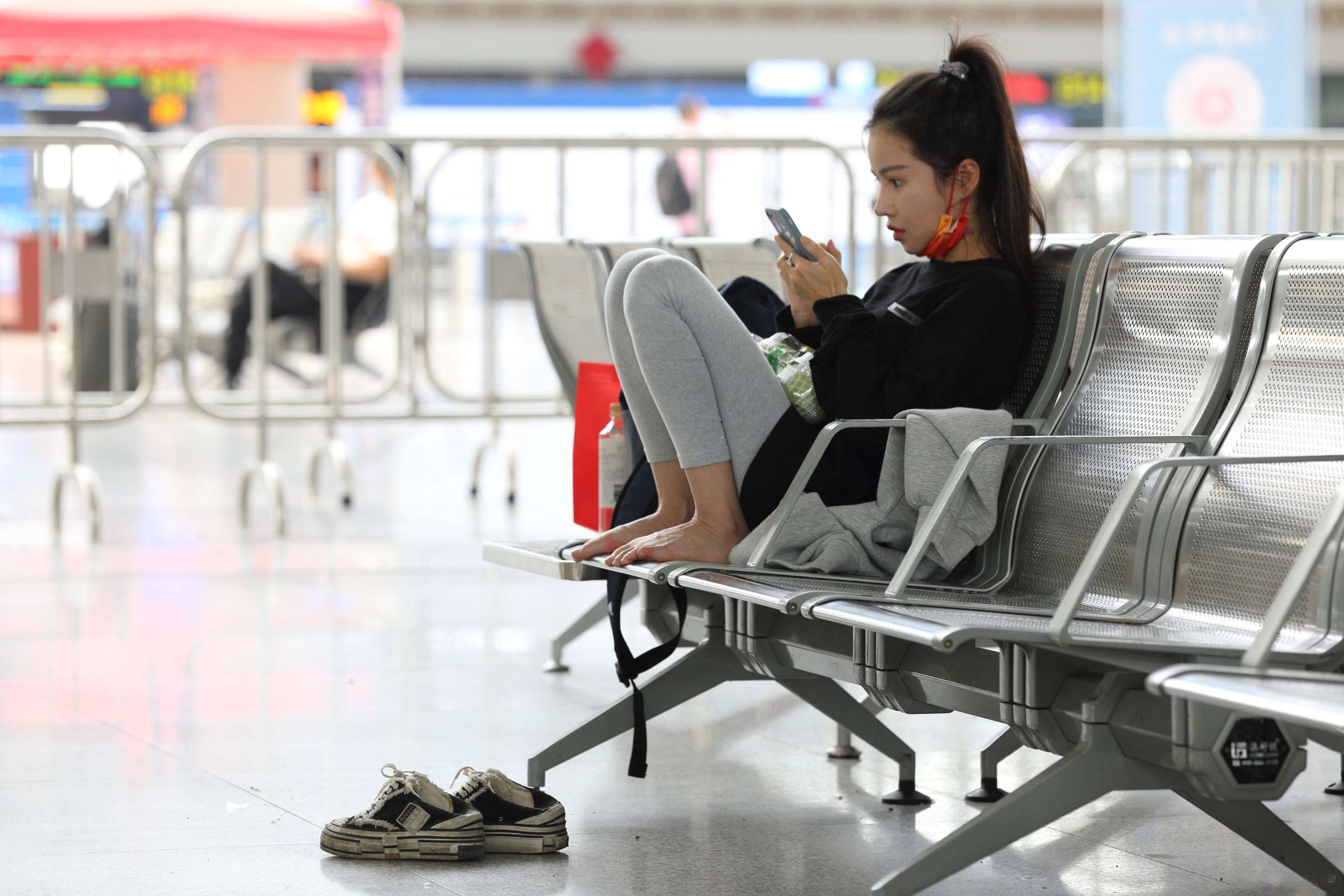 《朝气少女脱掉超脏兮兮的厚底帆布鞋露出柔软修长脚丫》作品图