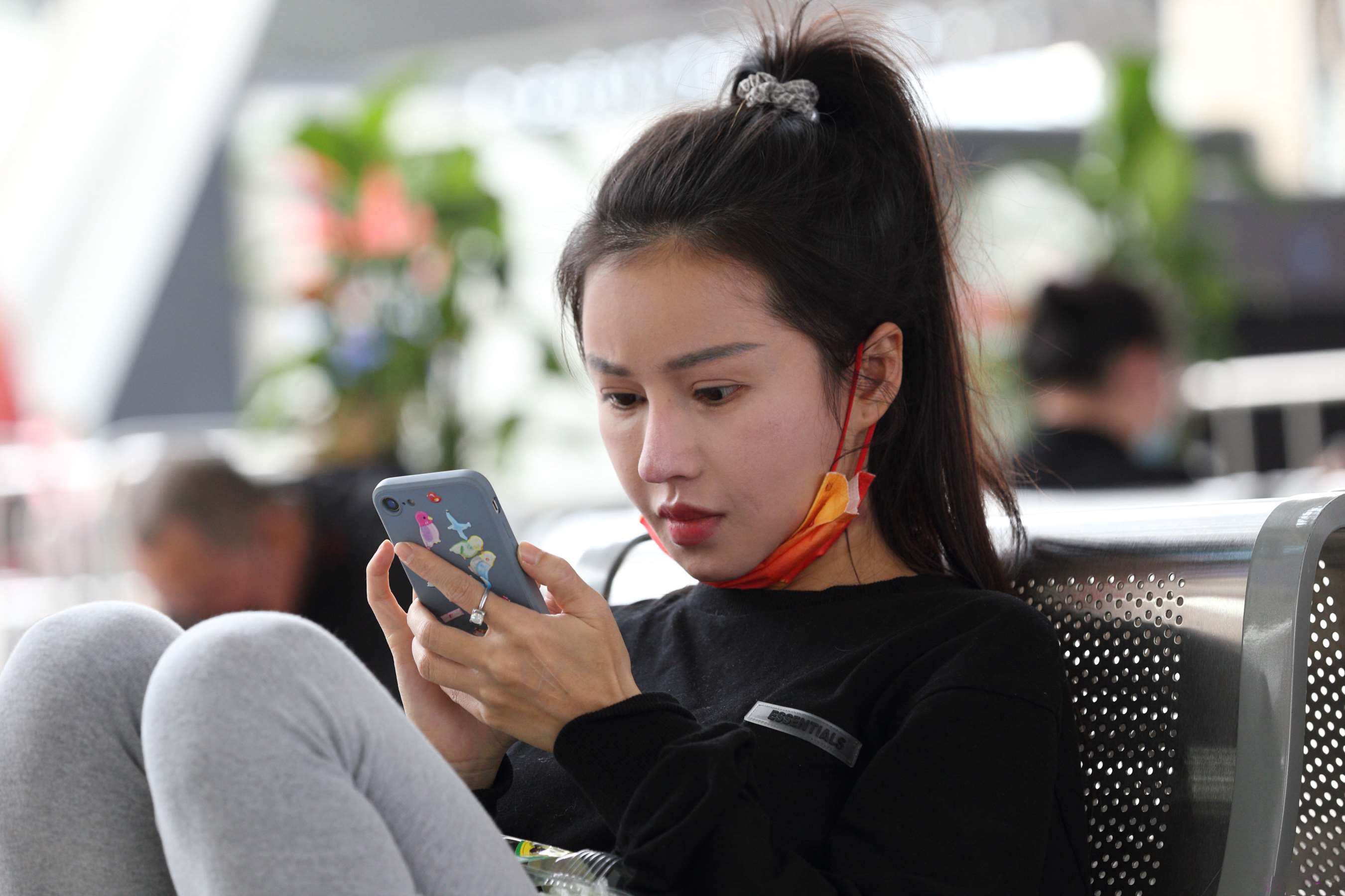 《朝气少女脱掉超脏兮兮的厚底帆布鞋露出柔软修长脚丫》作品图