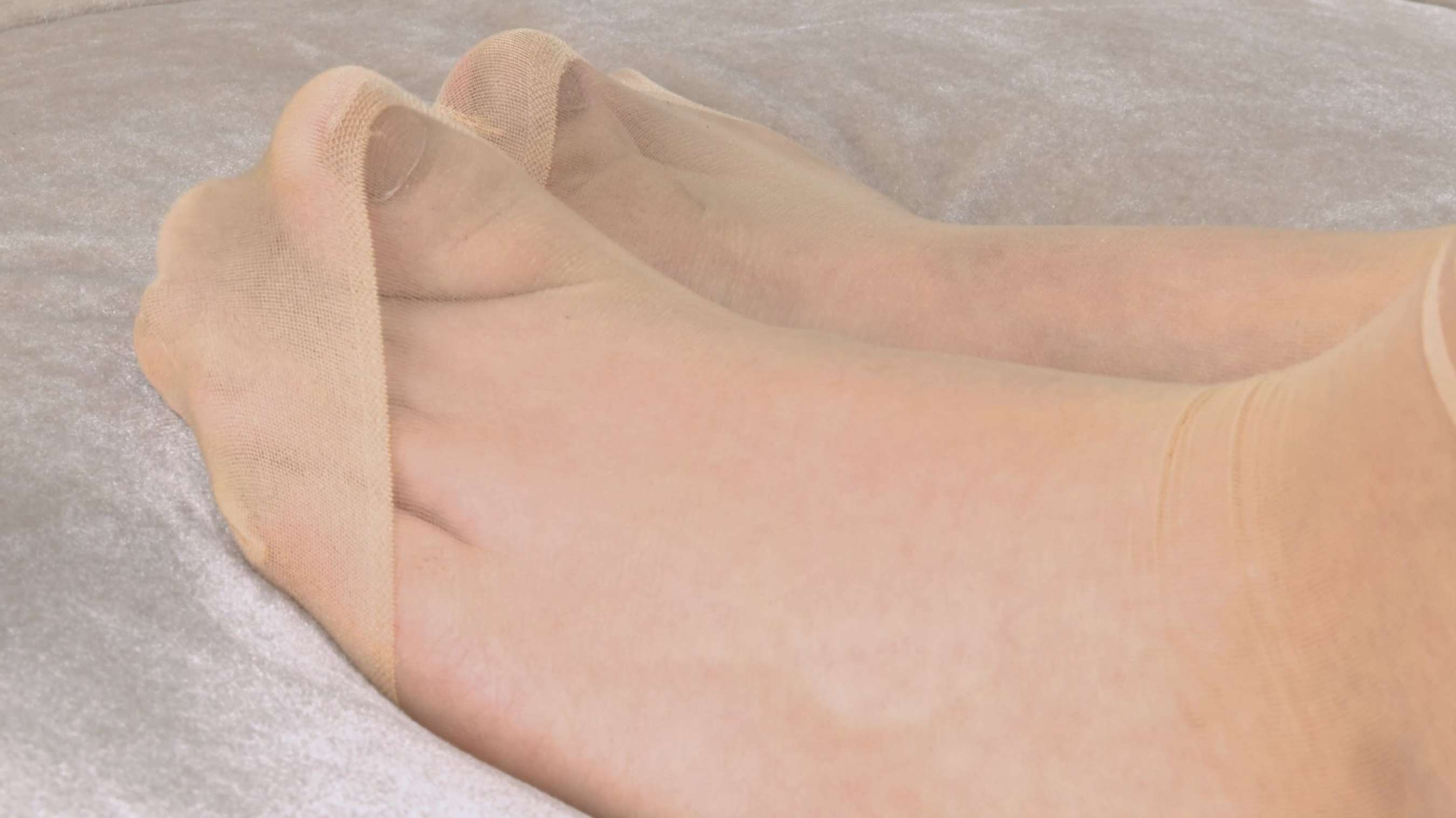 《雪菲脱掉帆布鞋把脚纹路给你看》作品图