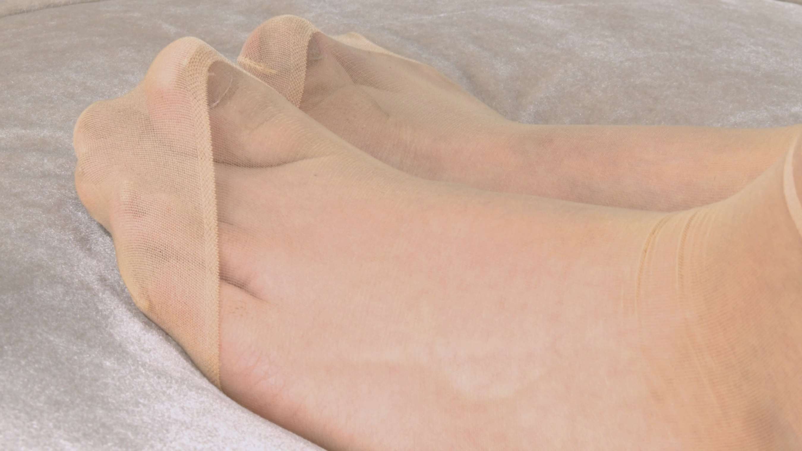 《雪菲脱掉帆布鞋把脚纹路给你看》作品图