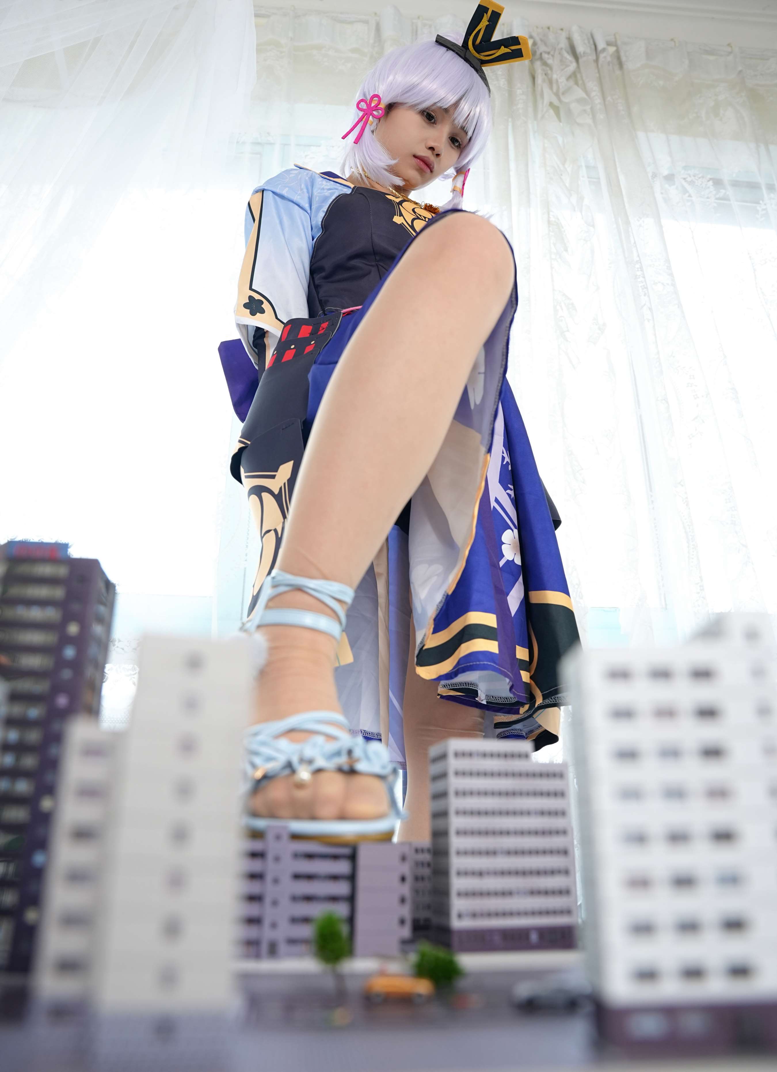 《花花-梦境误入小人国，化身巨人少女》作品图