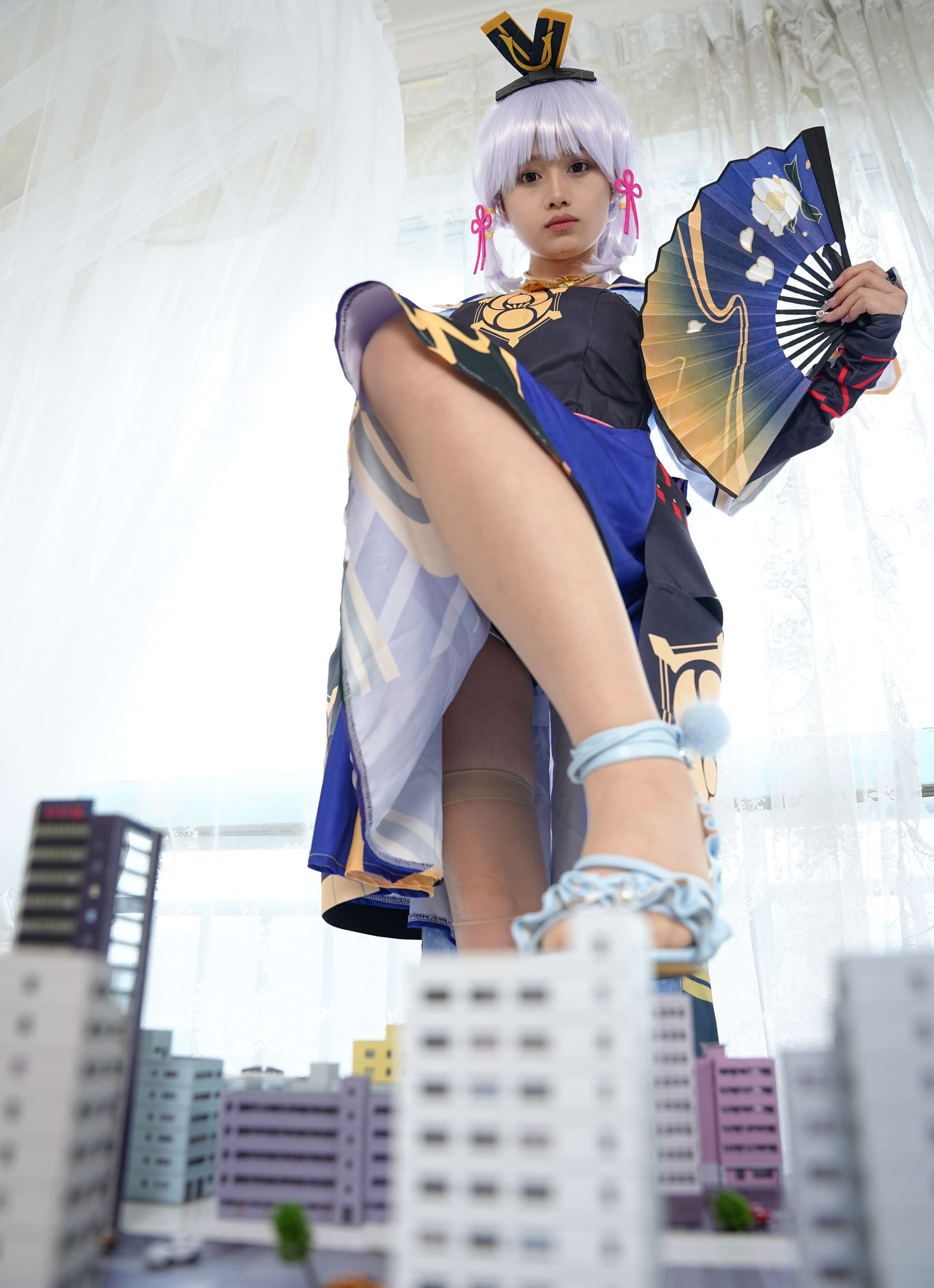 《花花-梦境误入小人国，化身巨人少女》作品图