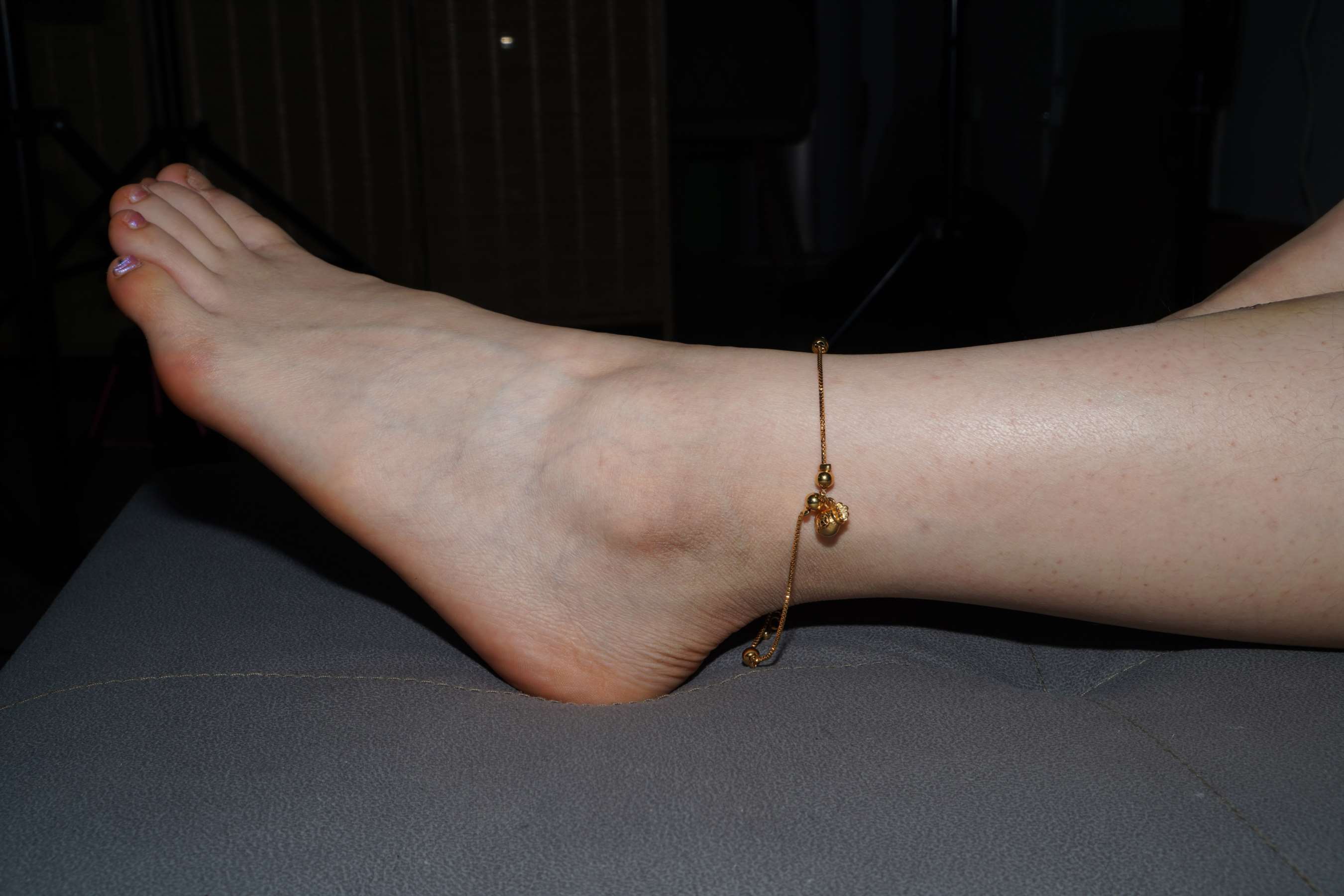 《小华脱掉高跟展示37码修长脚丫》作品图