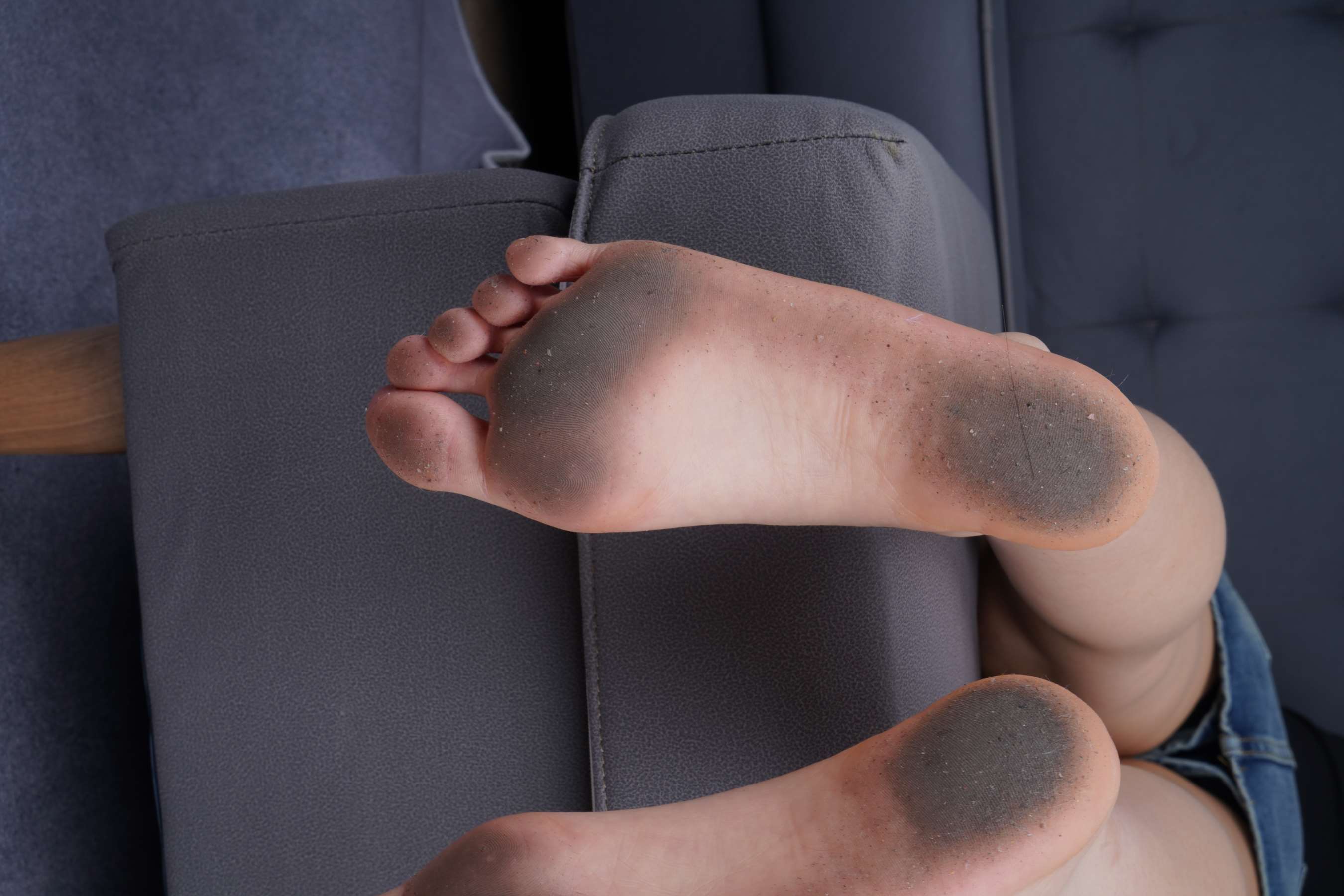 《秀婷绑住脚丫展示脏脚底》作品图