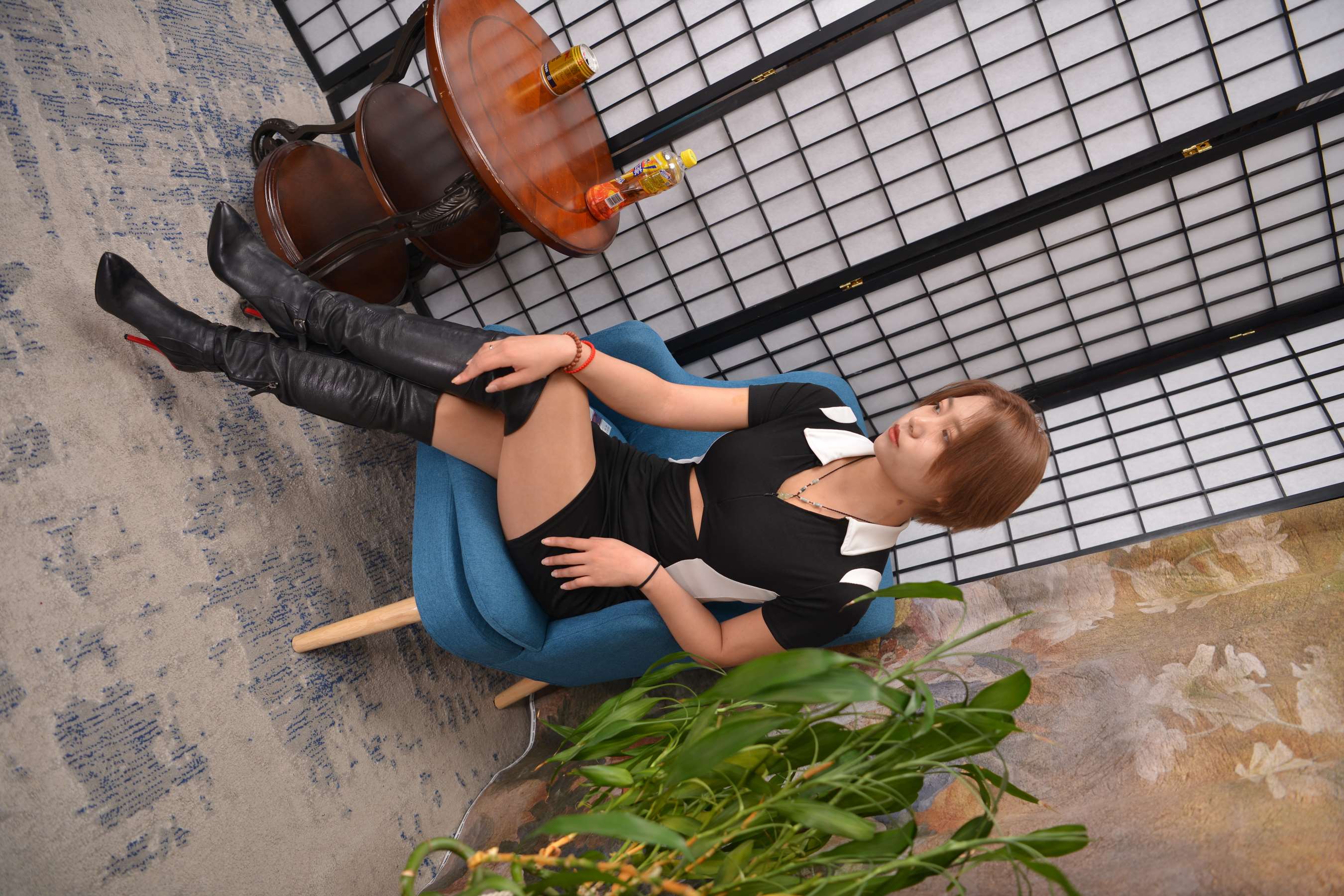 《短发美女杨杨的丝袜脚丫》作品图