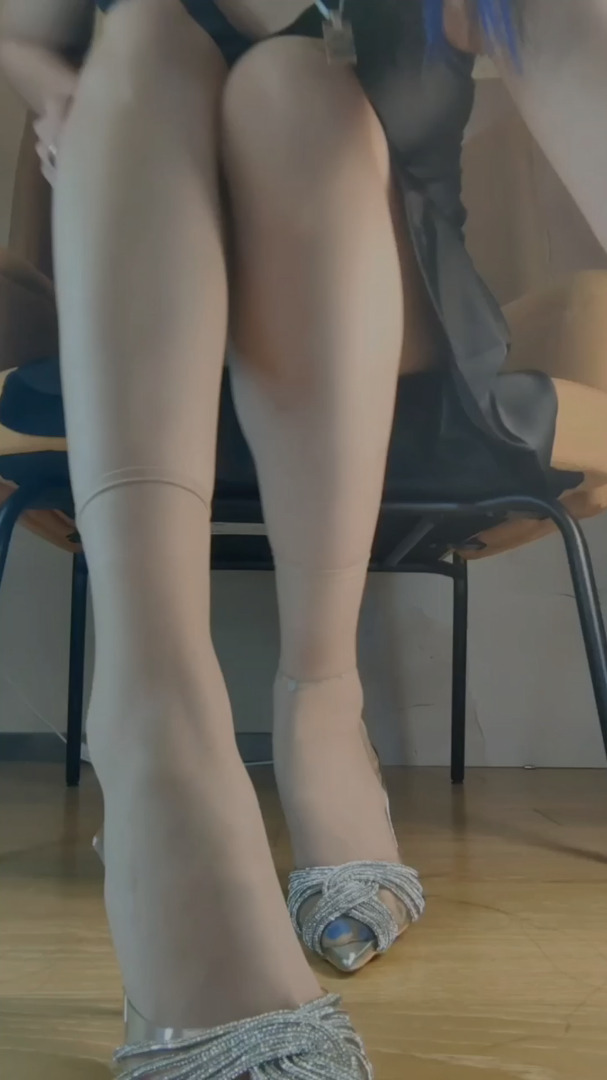 《[视频]小姐姐高跟の肉丝脚丫》作品图