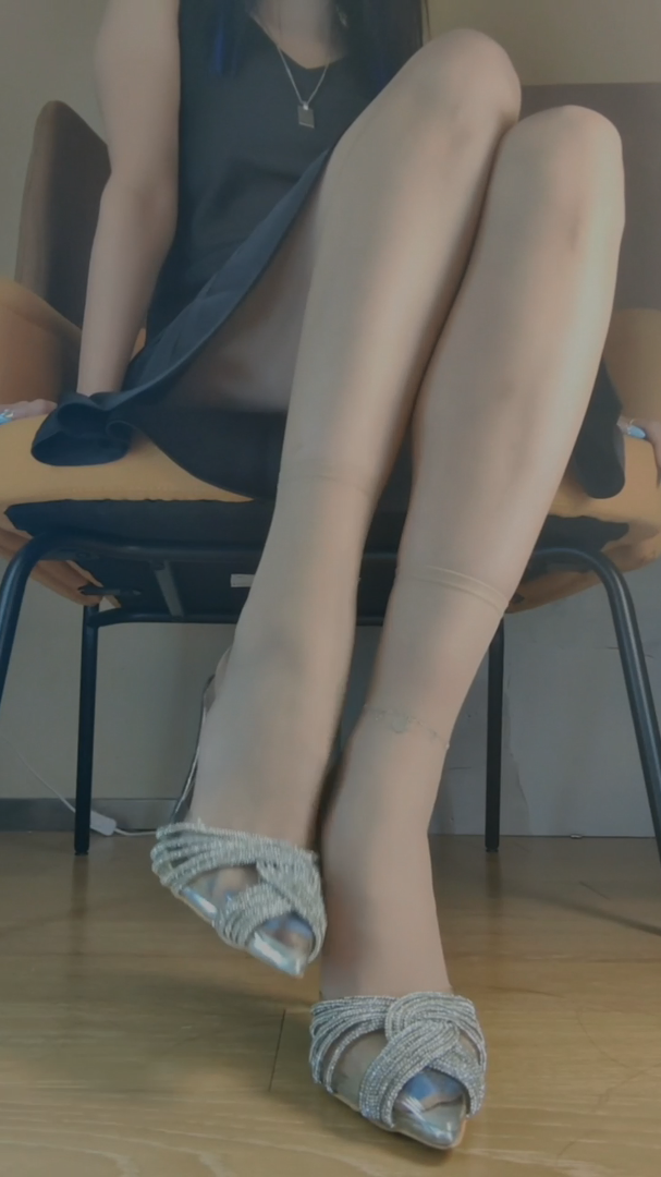 《[视频]小姐姐高跟の肉丝脚丫》作品图