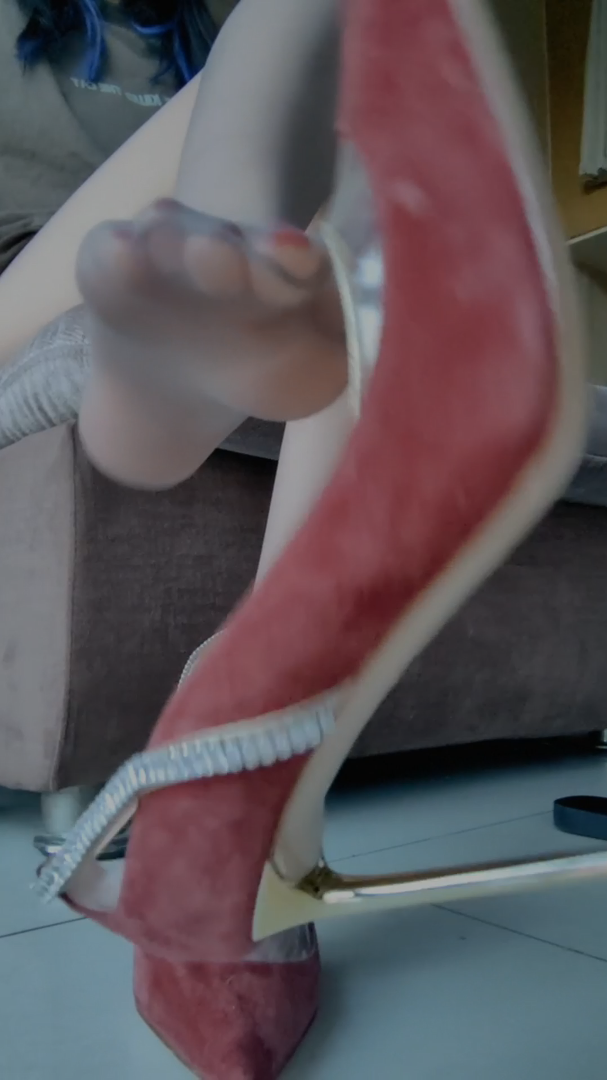 《[视频]小姐姐红高跟の丝袜脚丫玩物》作品图