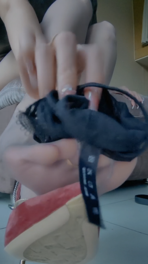 《[视频]小姐姐红高跟の丝袜脚丫玩物》作品图