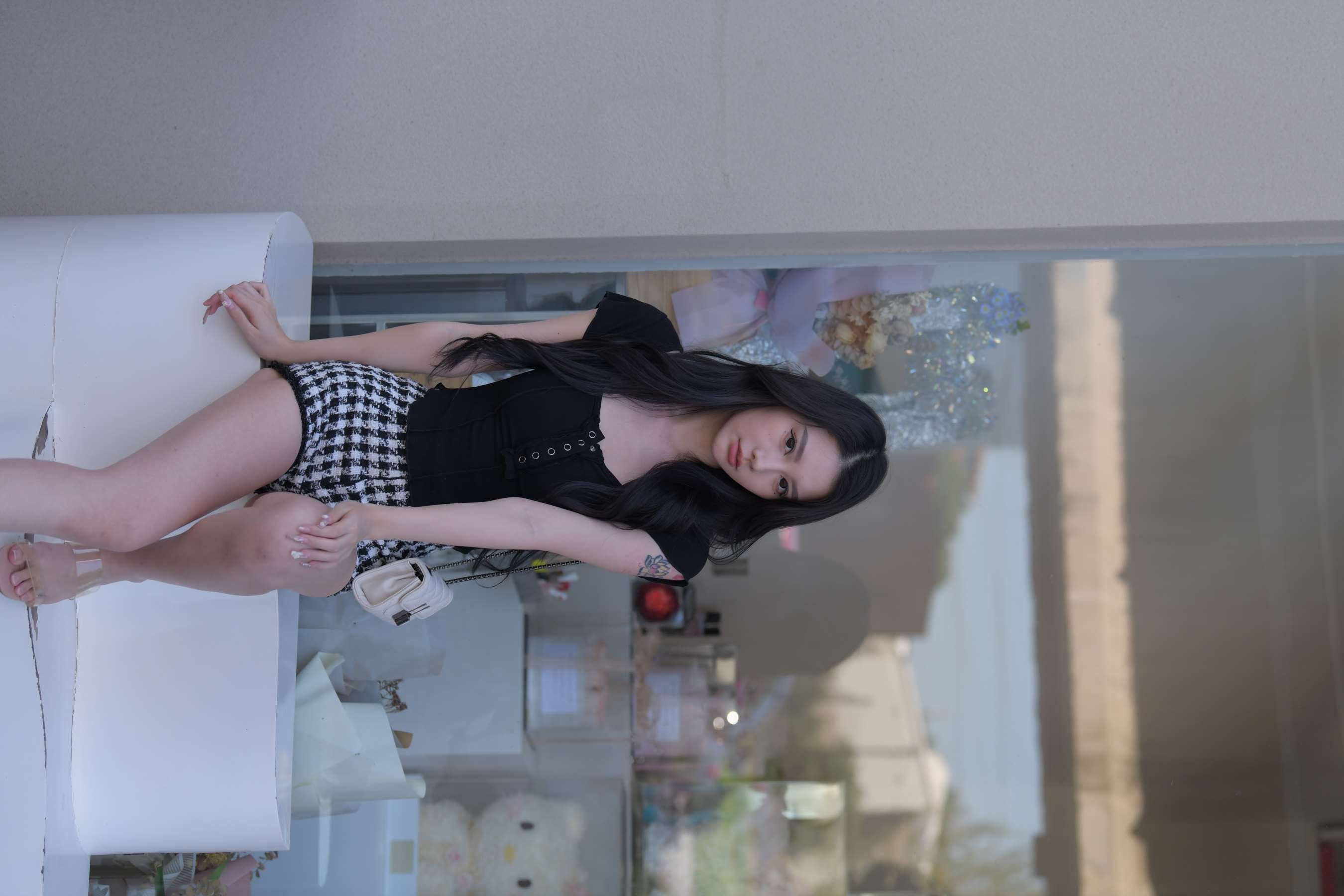 《草坪展嫩足》作品图