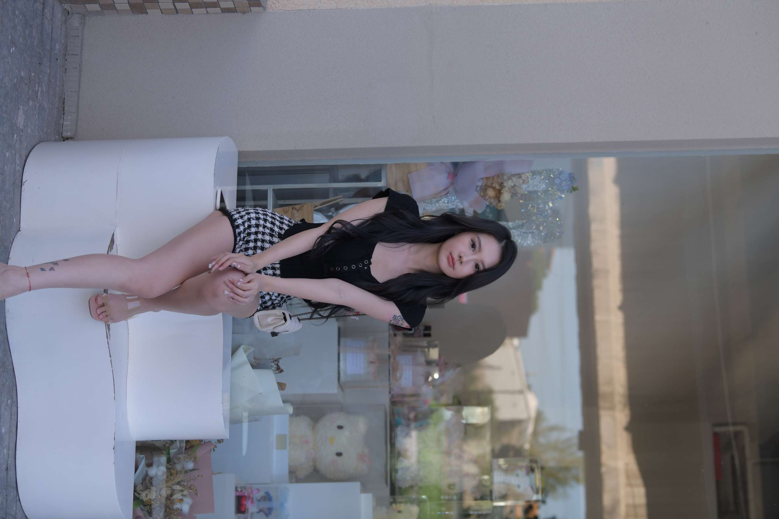 《草坪展嫩足》作品图