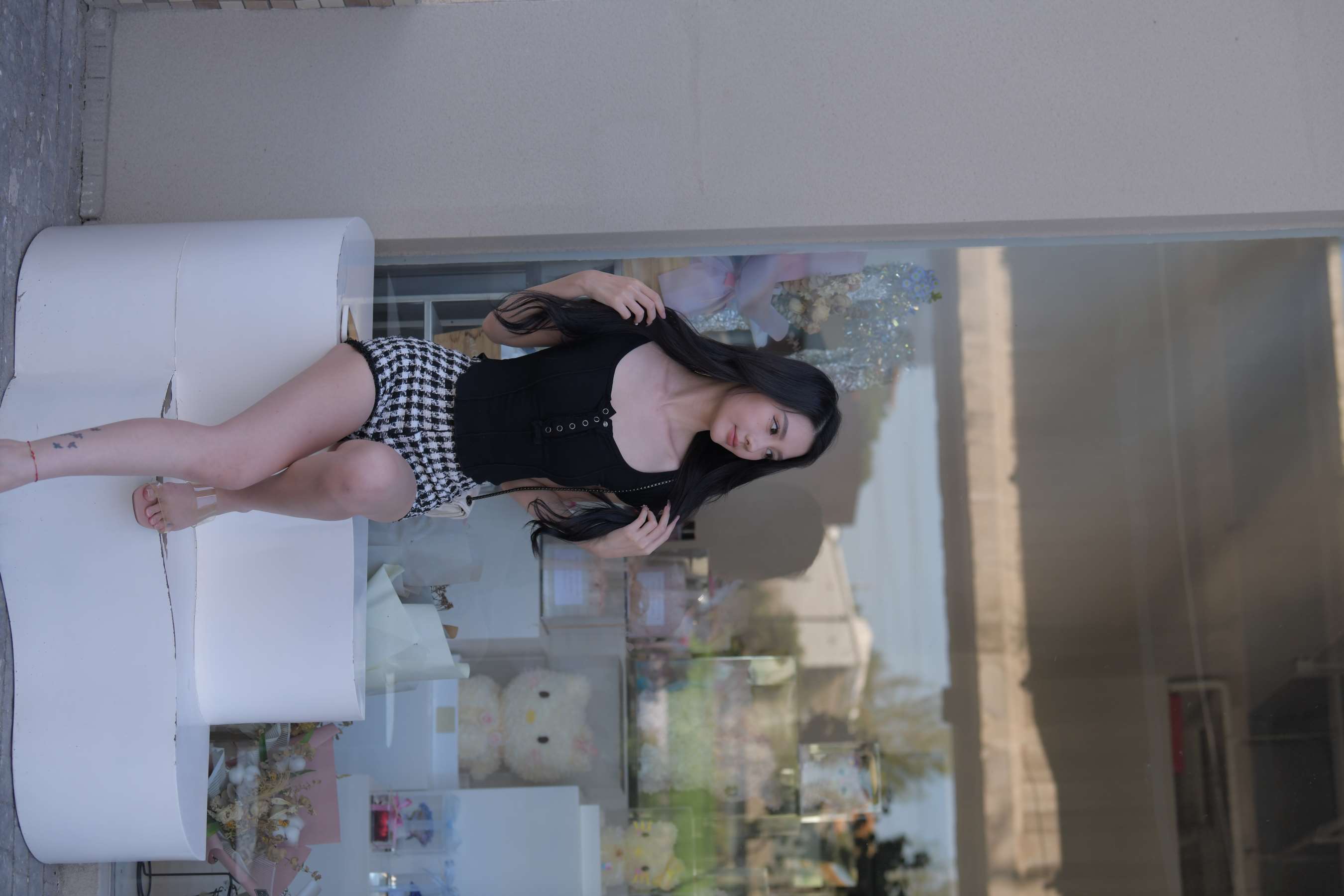 《草坪展嫩足》作品图