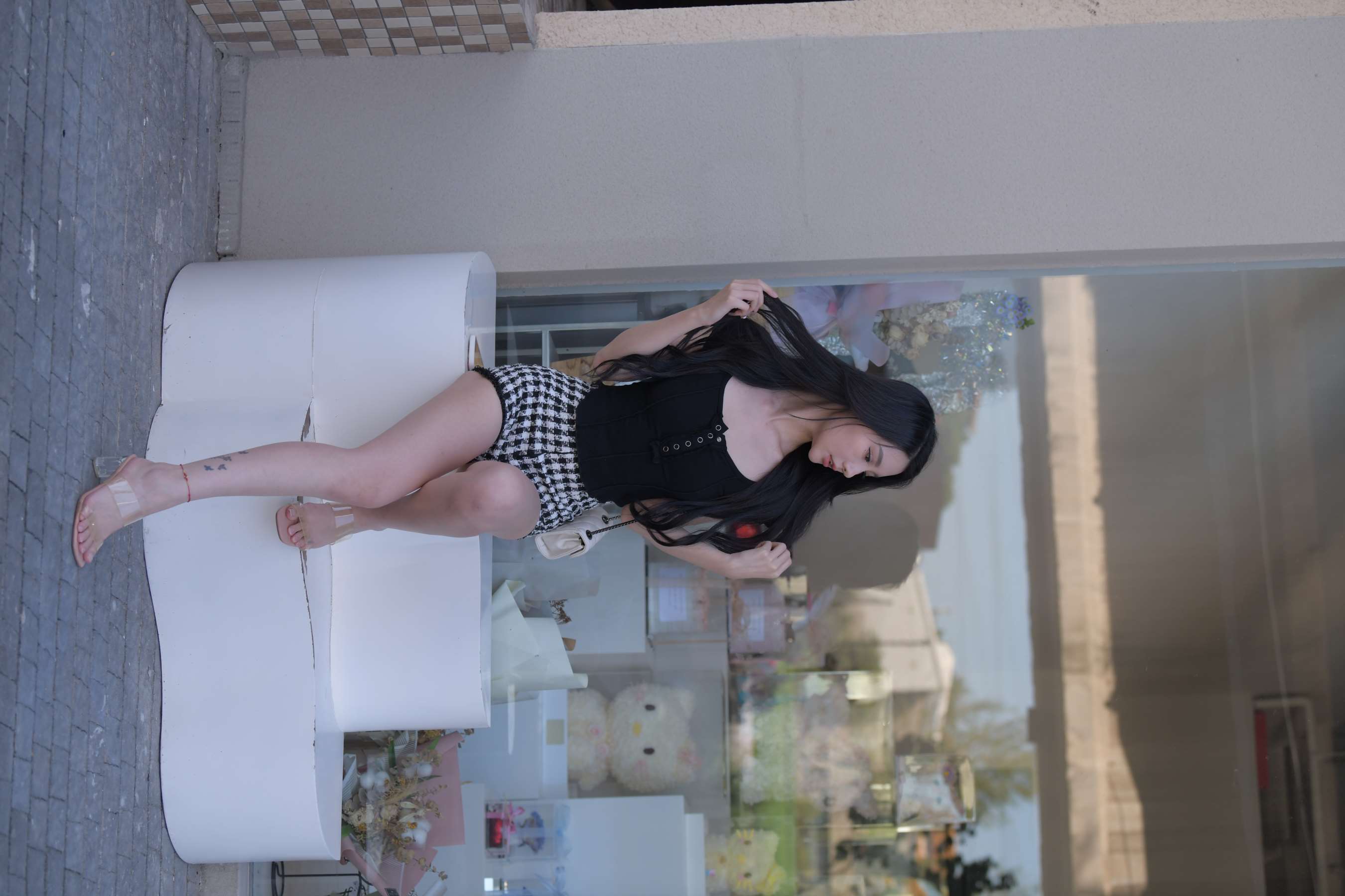 《草坪展嫩足》作品图