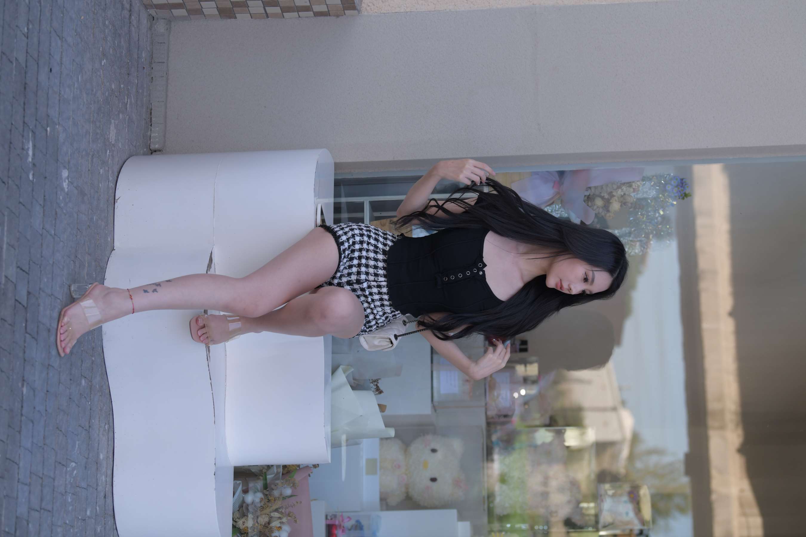 《草坪展嫩足》作品图