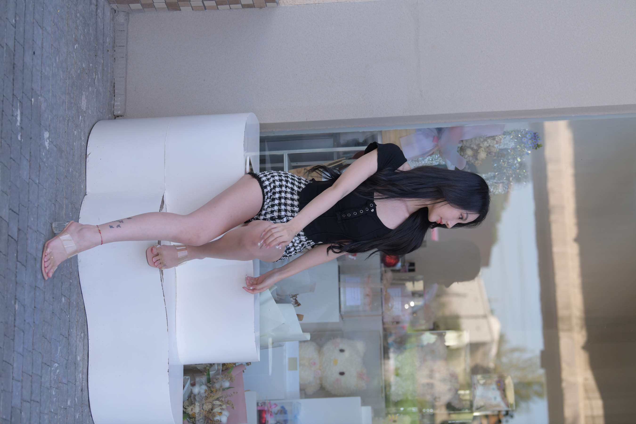 《草坪展嫩足》作品图