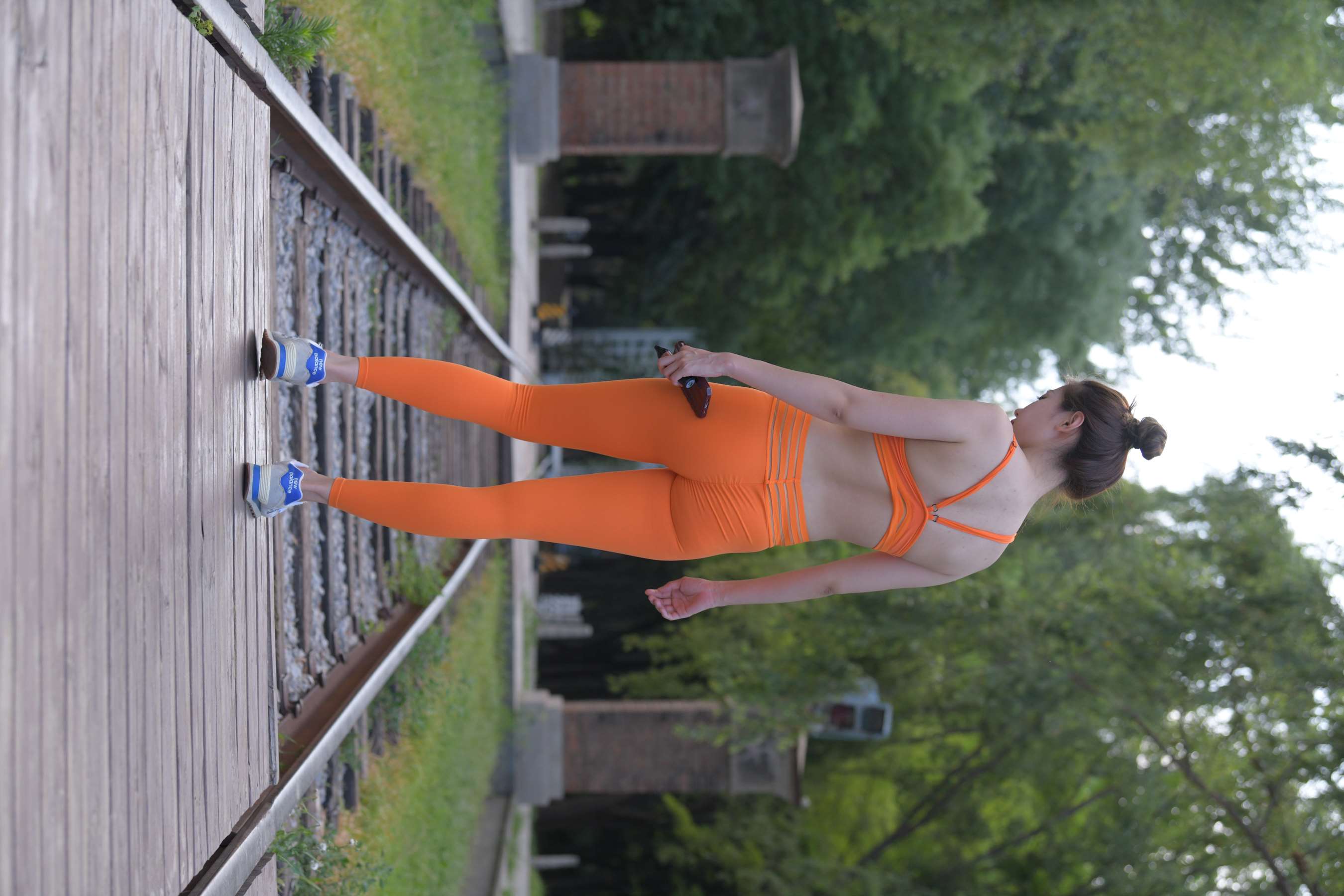 《树荫下练瑜伽》作品图