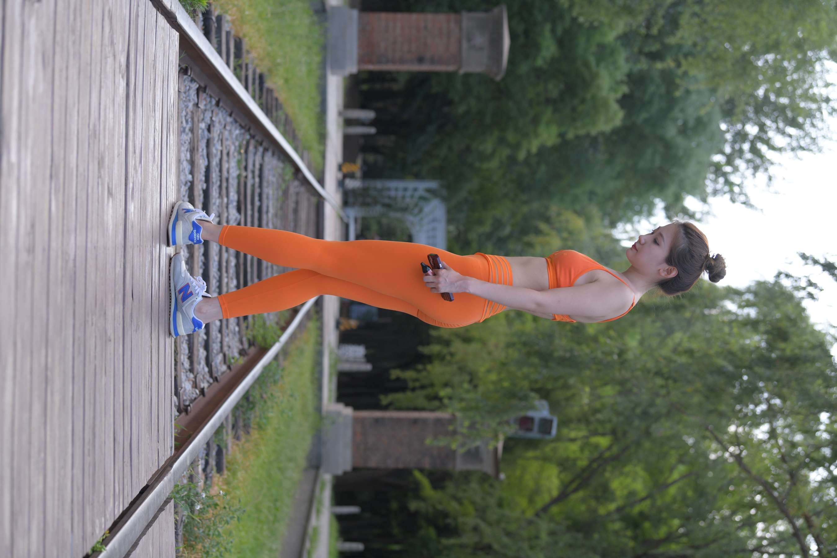 《树荫下练瑜伽》作品图