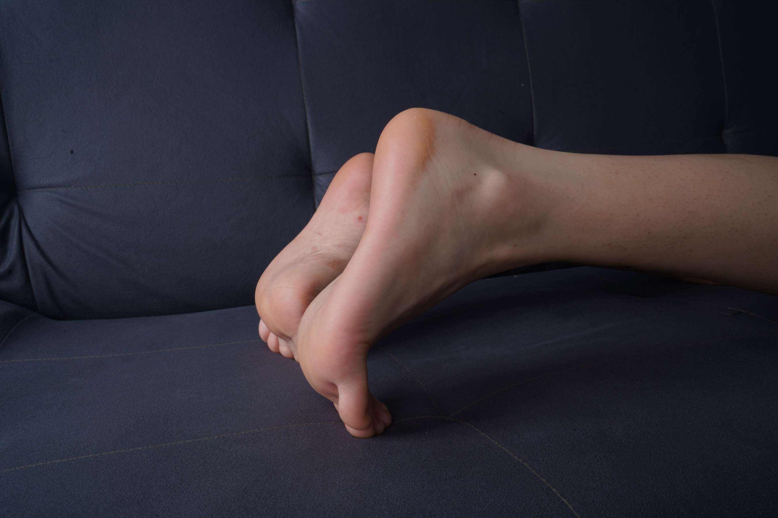 《乐瑶花裙展示37码脚丫》作品图