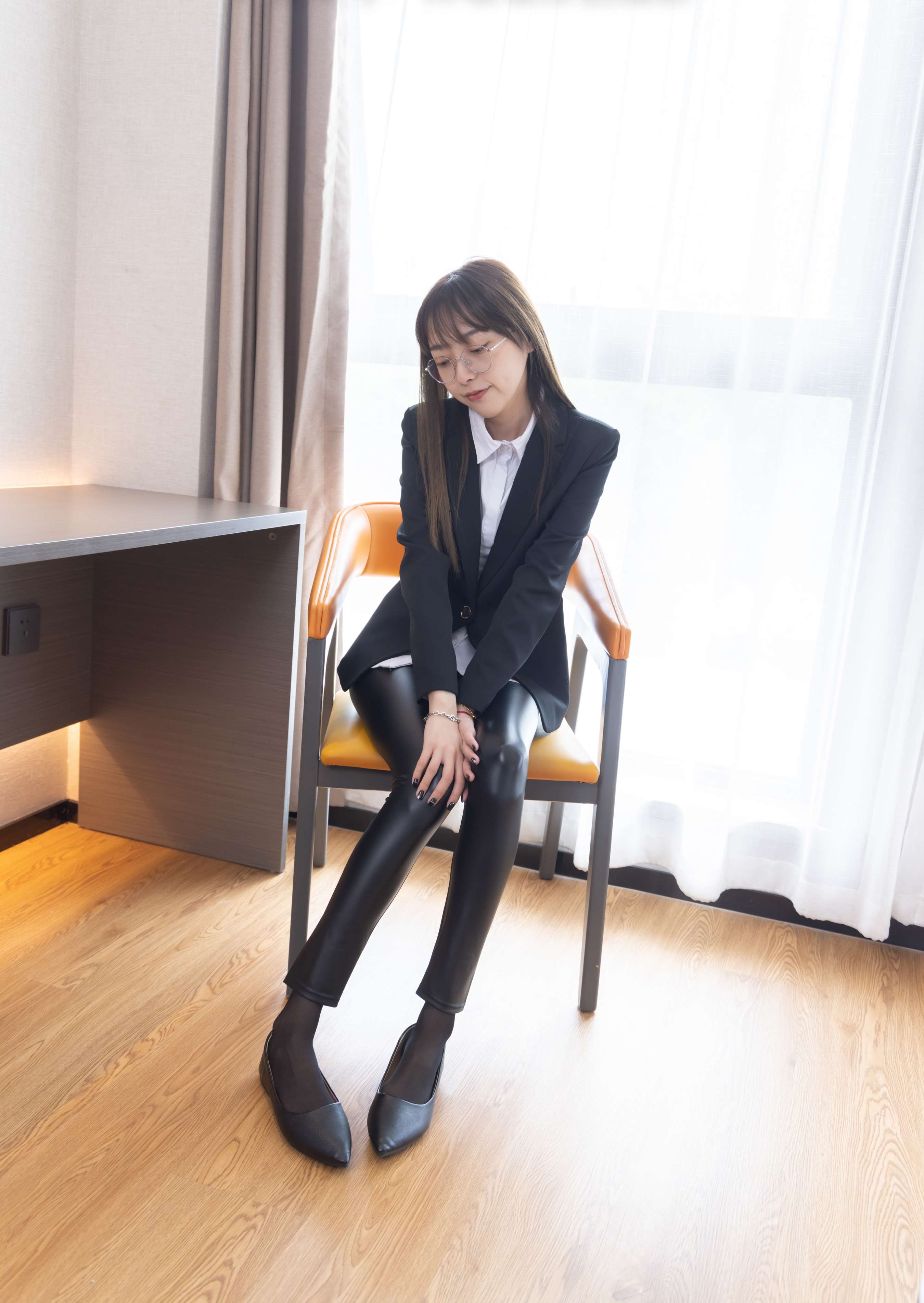 《稚予 皮裤裤里丝》作品图